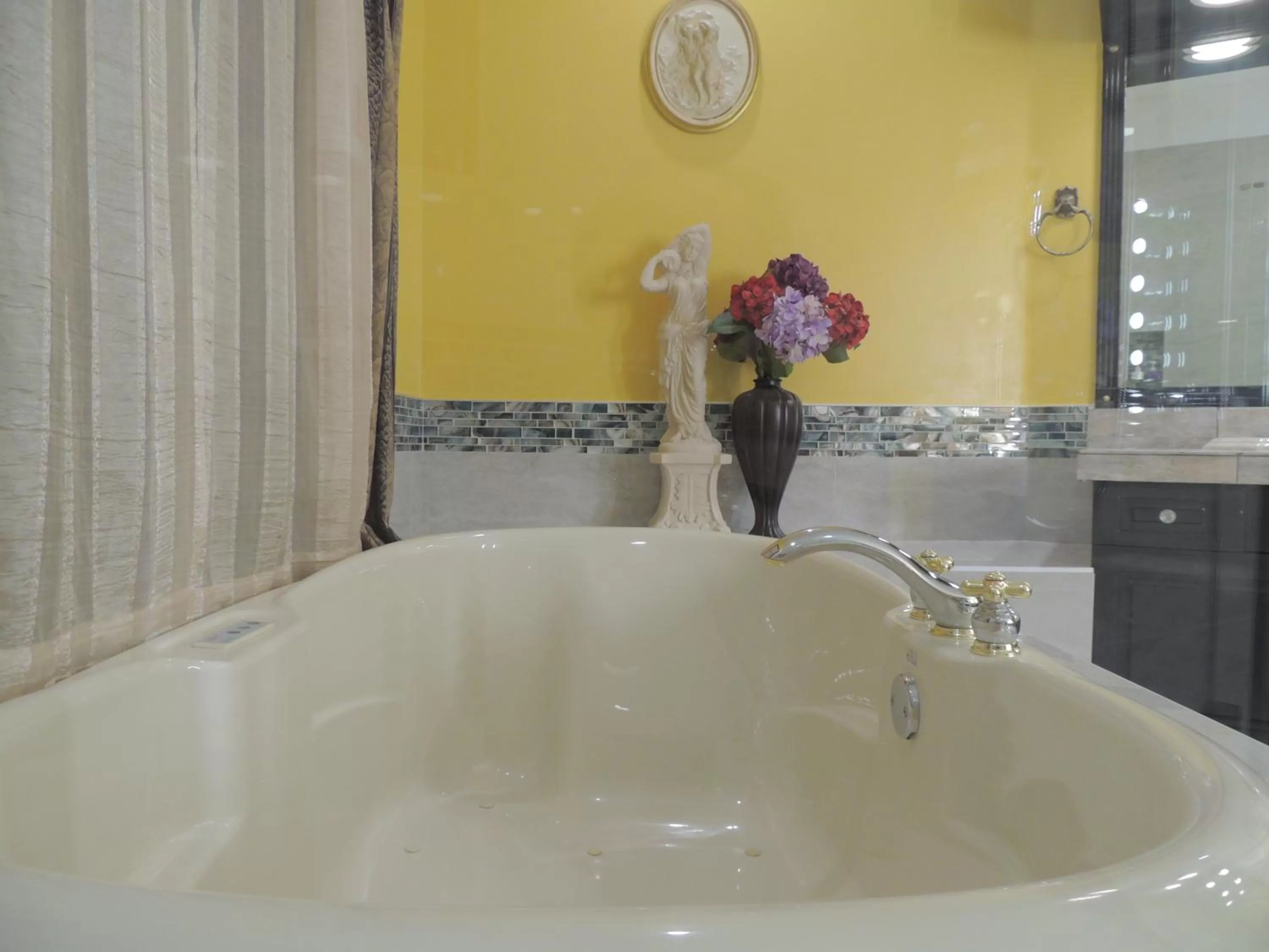 Hot Tub, Bathroom in Summer Express Kelowna B&B - Villa Bellissimo Fran-Talia