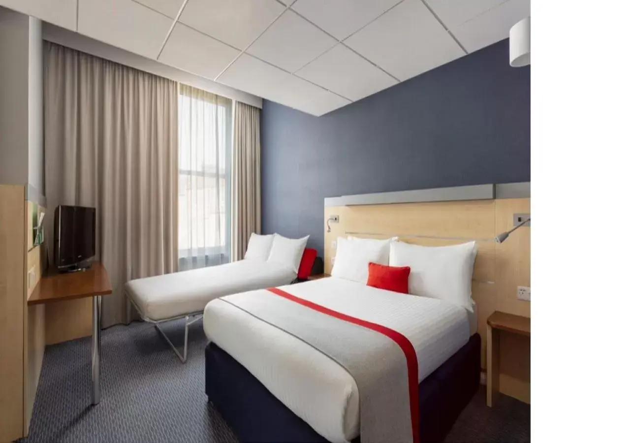 Bedroom, Bed in Holiday Inn Express Edinburgh City Centre, an IHG Hotel