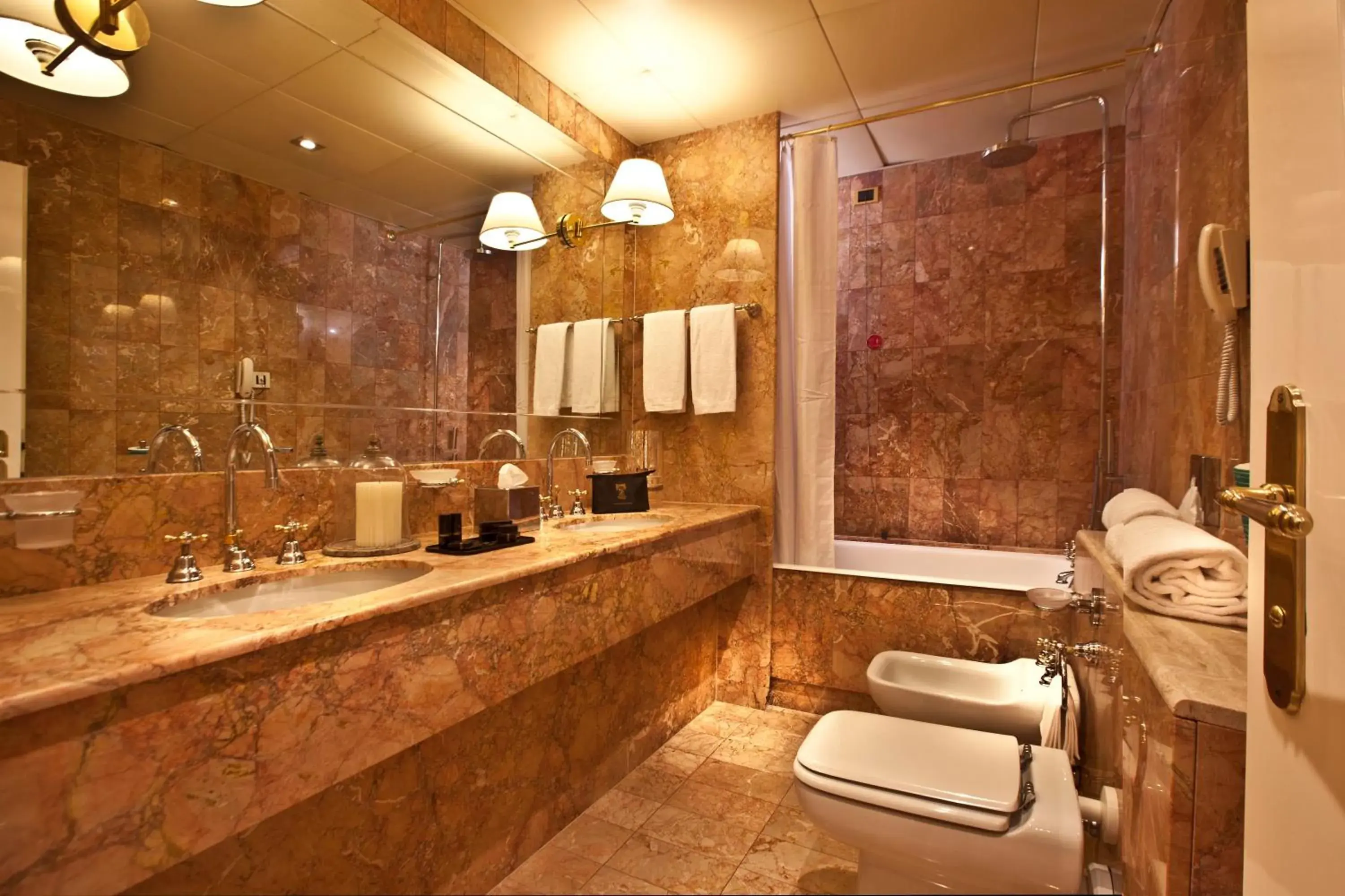 Shower, Bathroom in Hotel Leon d'Oro