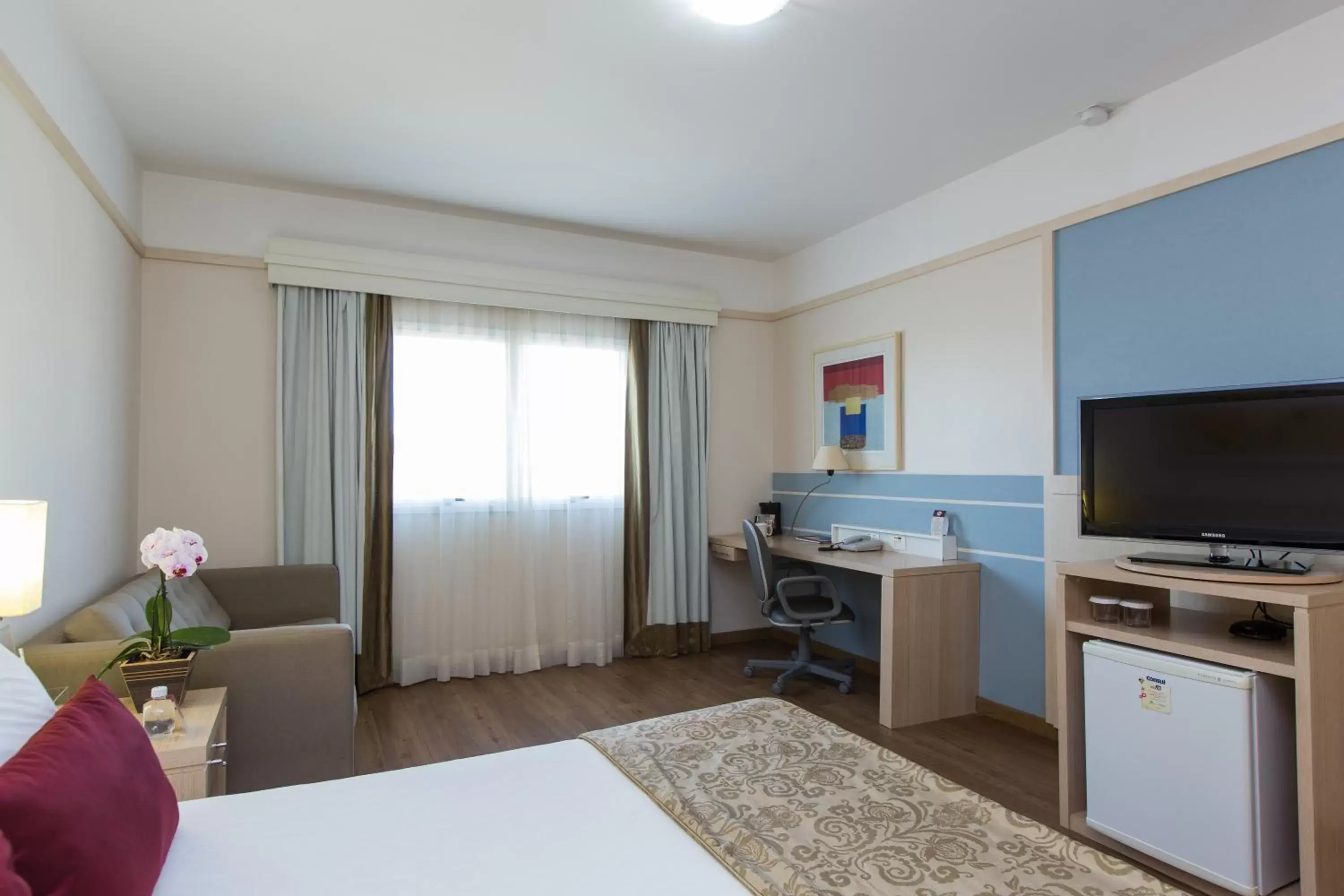 Photo of the whole room, TV/Entertainment Center in Comfort Suites Londrina