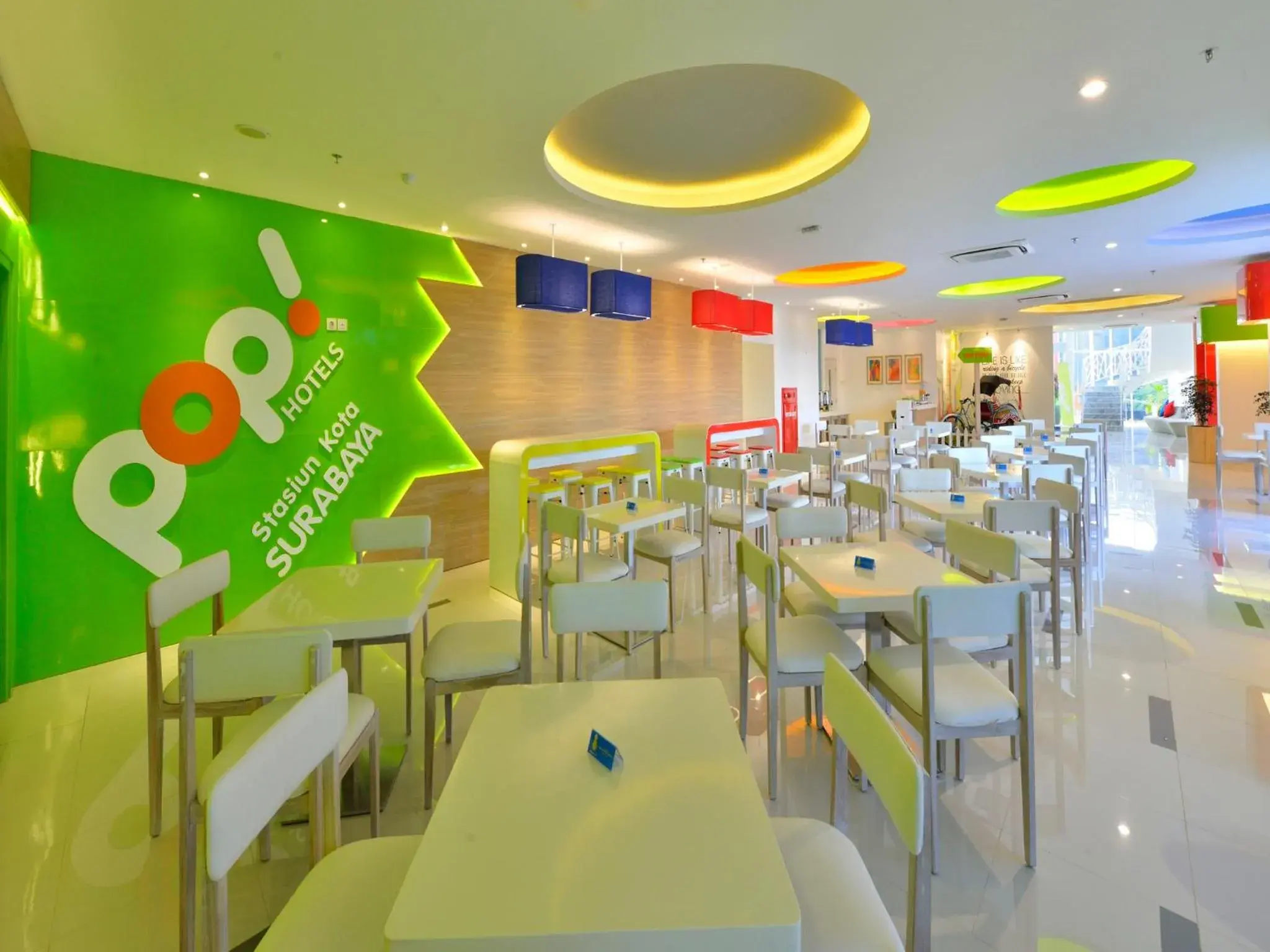 Restaurant/Places to Eat in Pop Hotel Stasiun Kota Surabaya