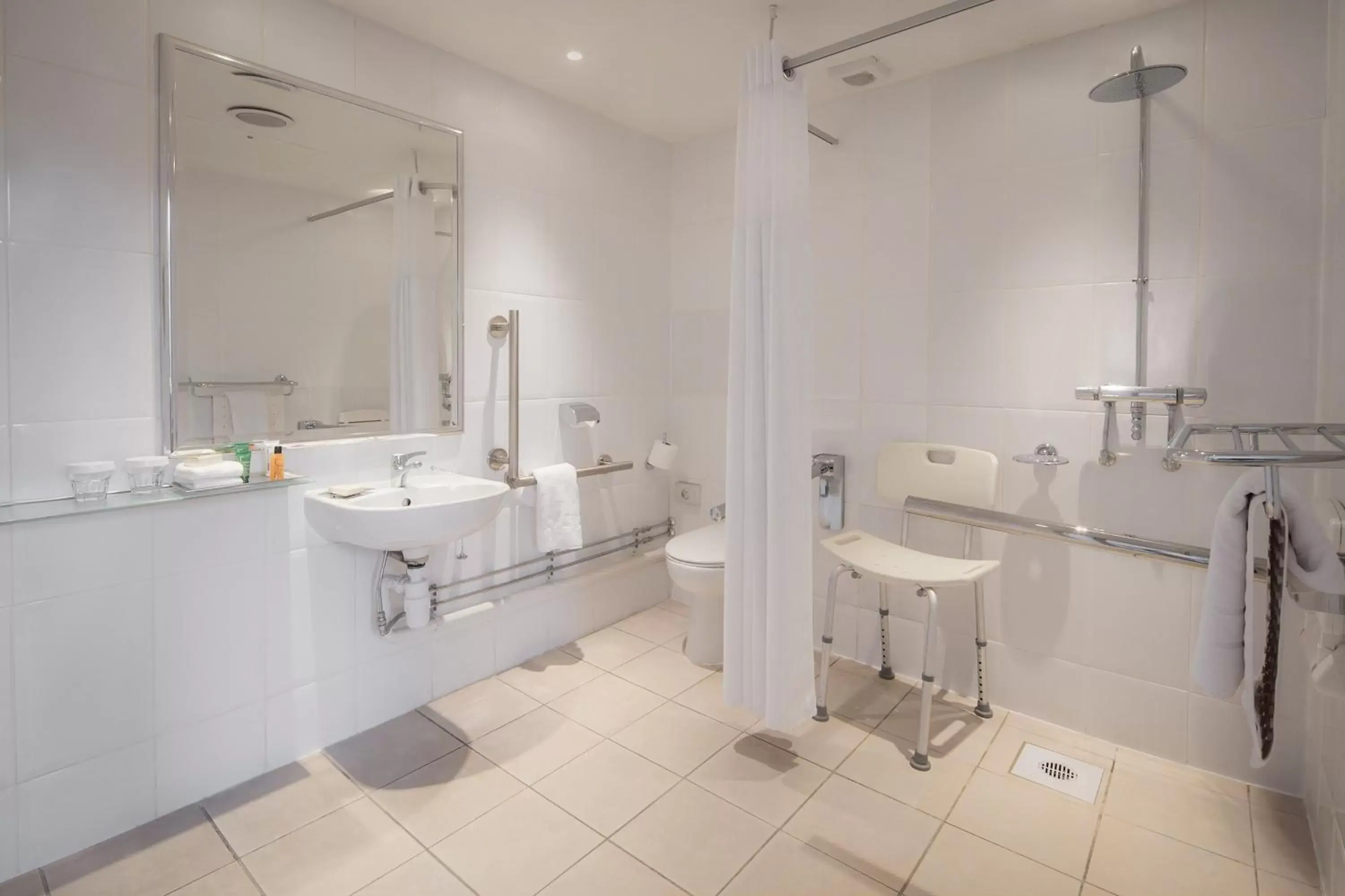 Shower, Bathroom in Glasgow Grosvenor Hotel