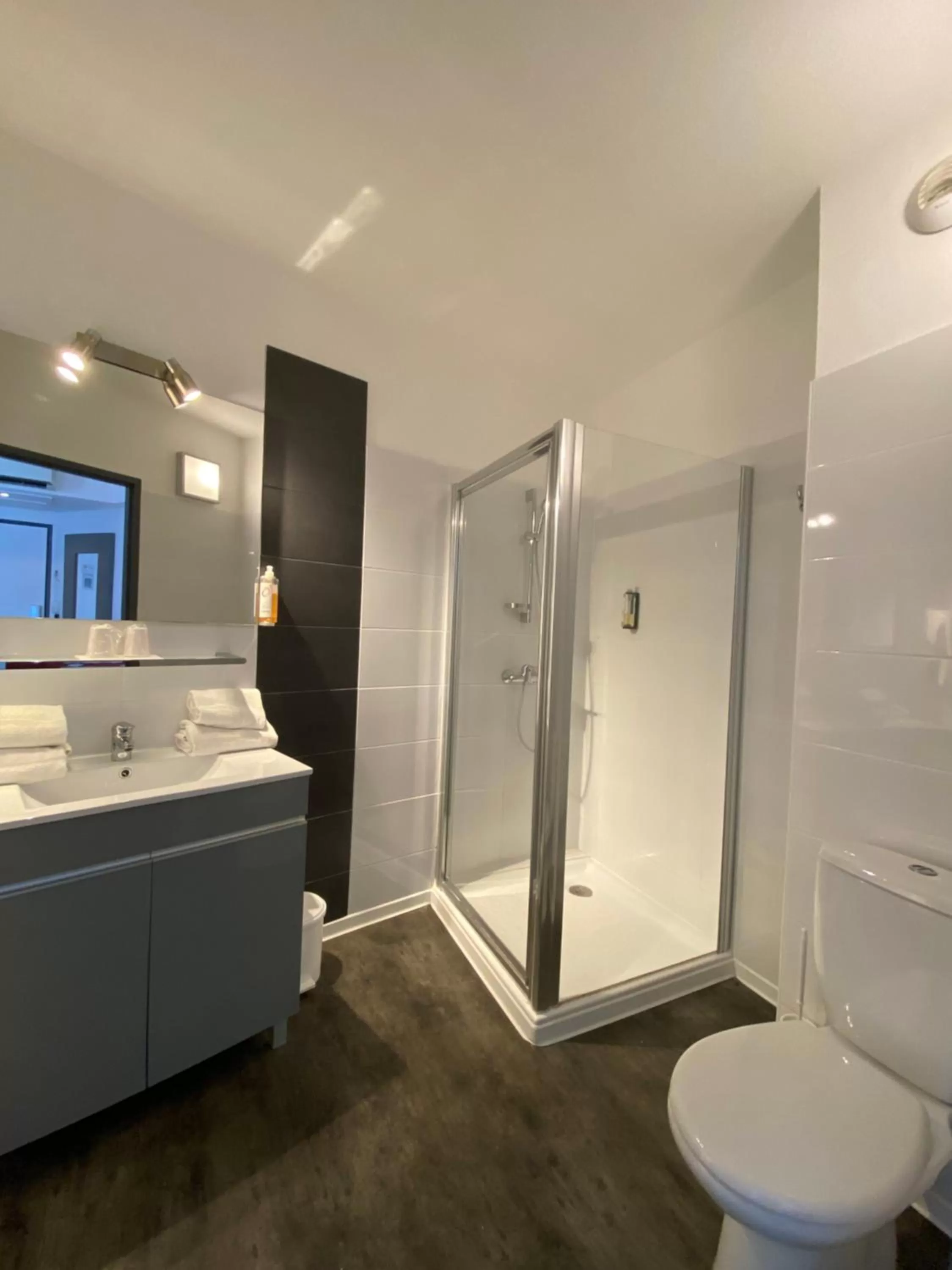 Bathroom in The Originals City, Hôtel Les Dômes, Perpignan Sud Saleilles