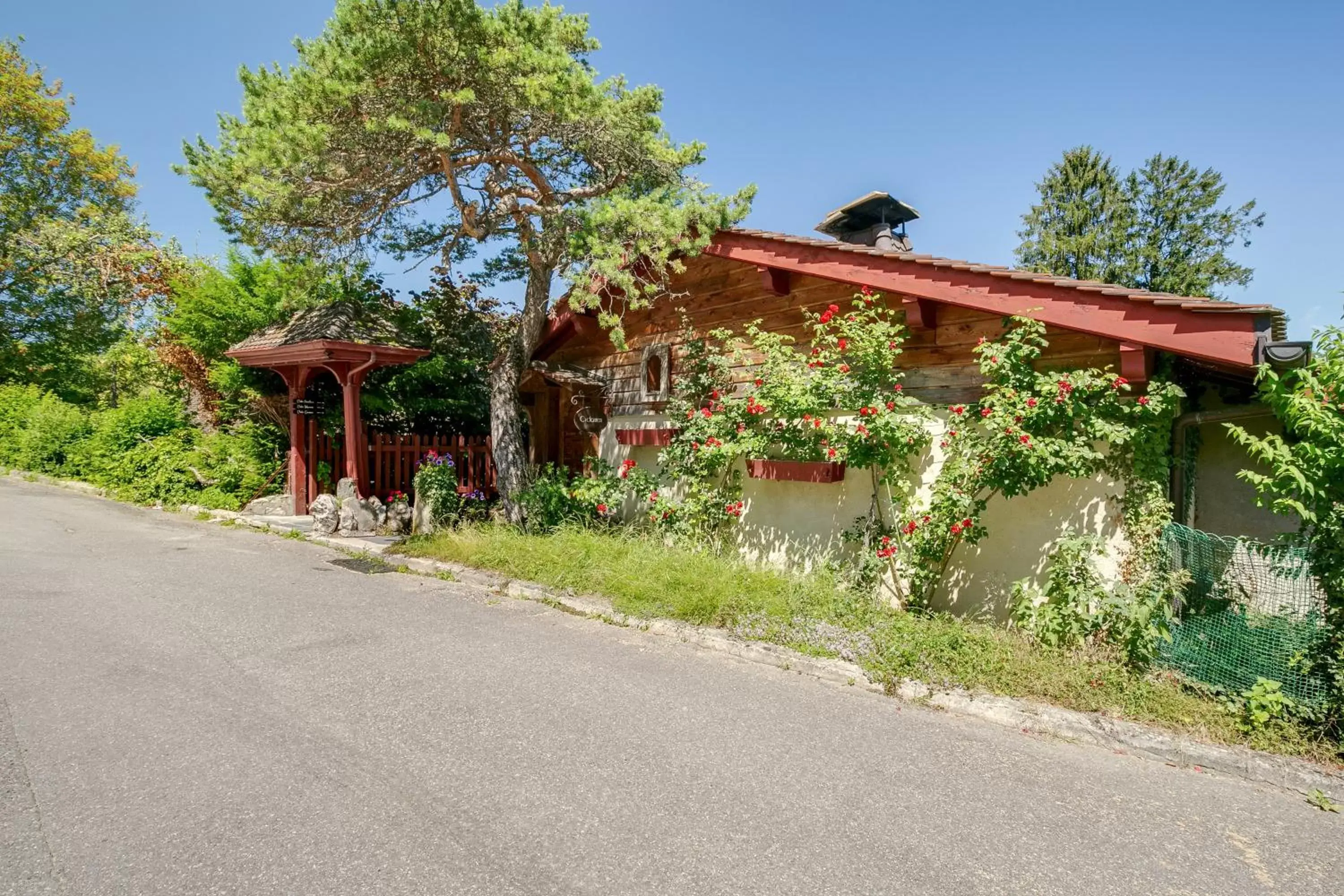 Spring, Property Building in La Verniaz et ses Chalets