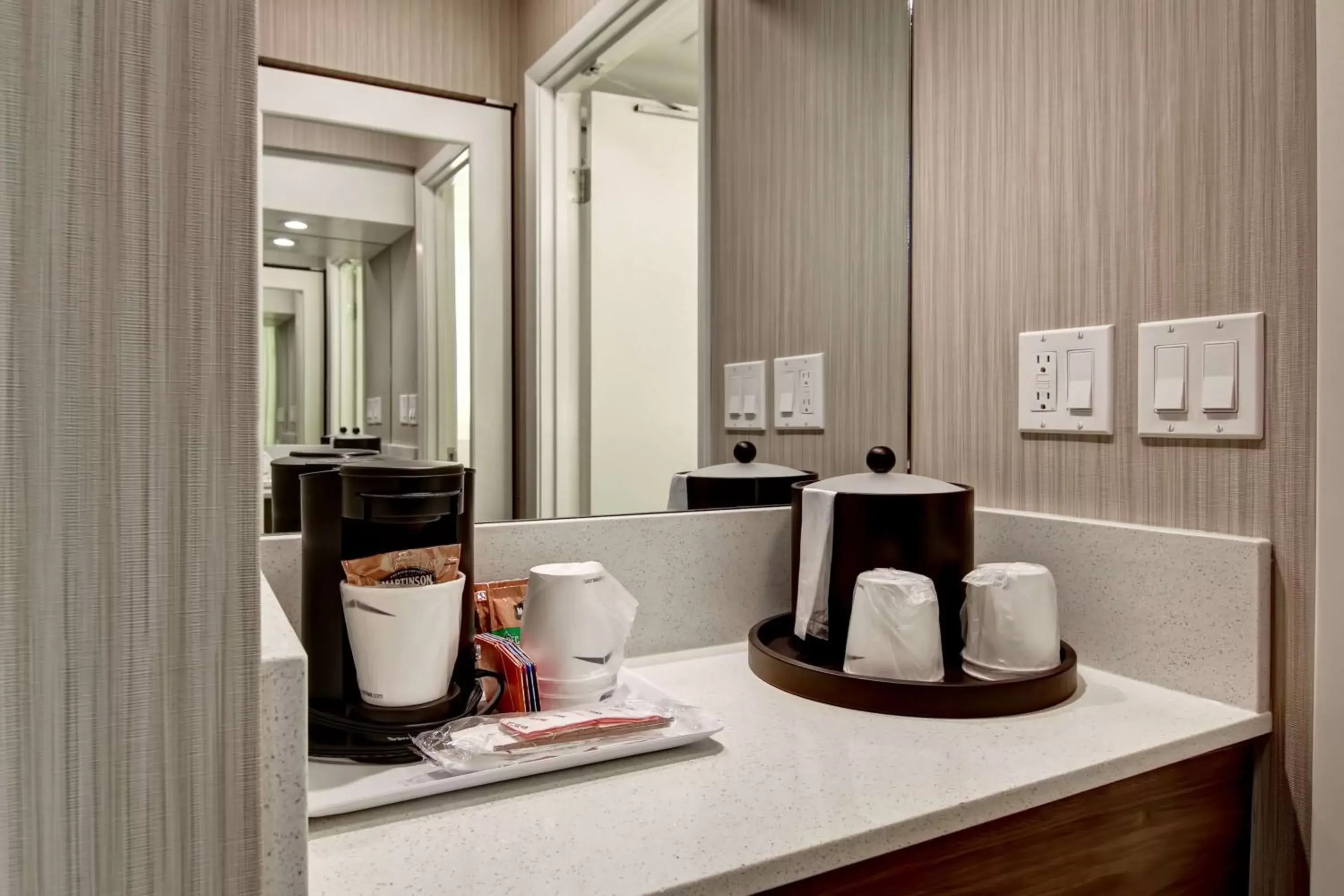 Photo of the whole room, Coffee/Tea Facilities in Hampton Inn & Suites by Hilton Calgary-Airport