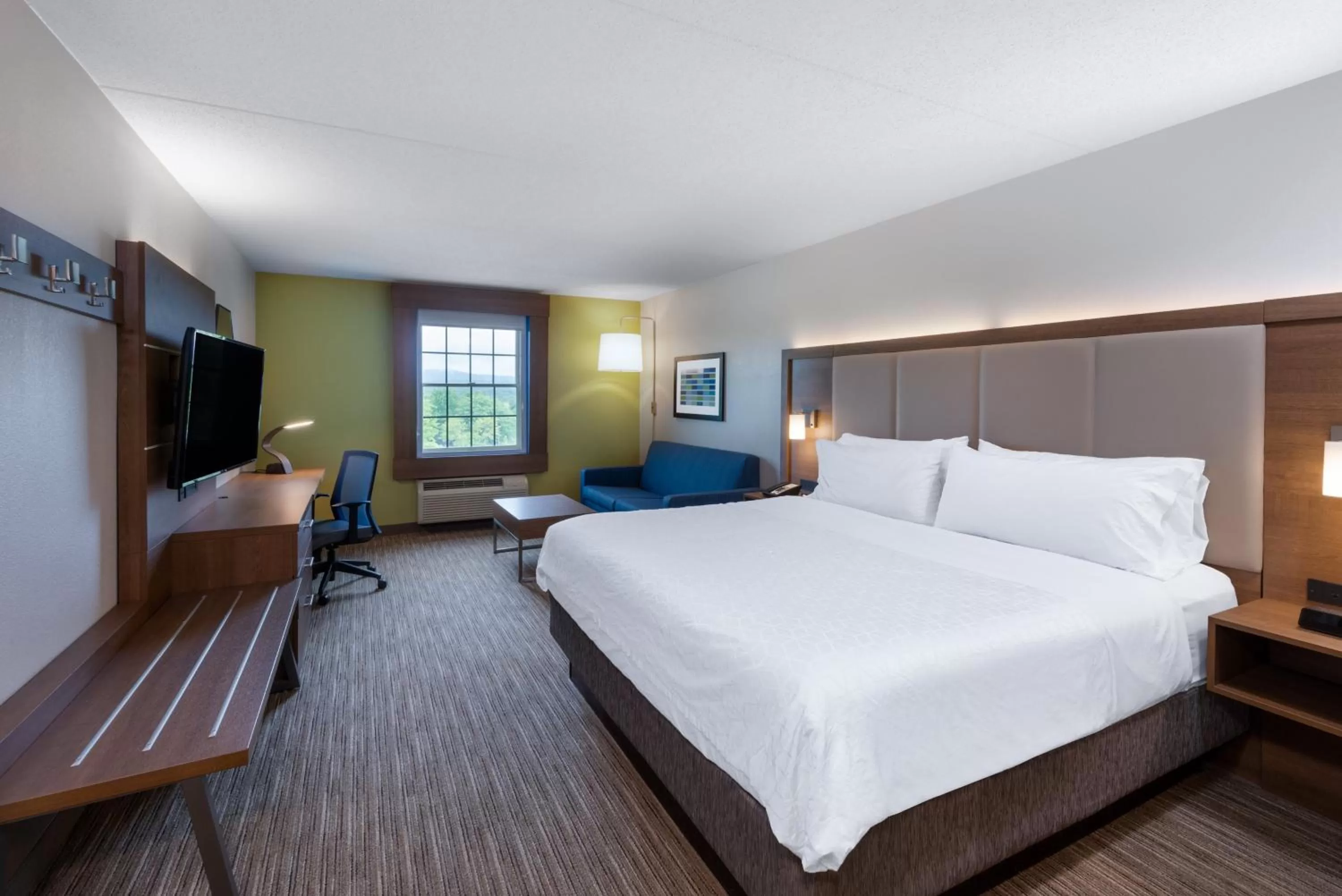 Photo of the whole room, Bed in Holiday Inn Express State College at Williamsburg Square by IHG