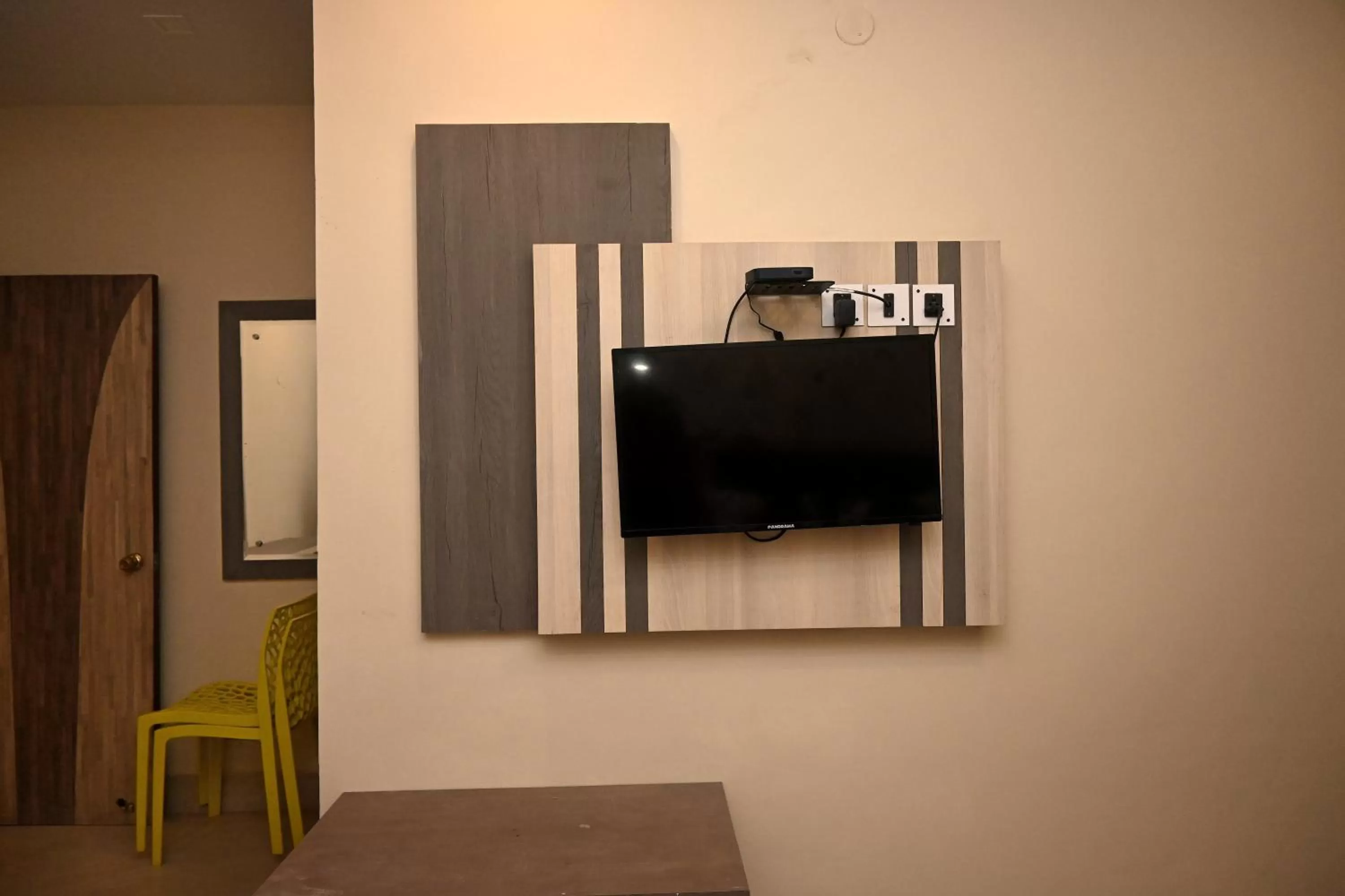 Communal lounge/ TV room, TV/Entertainment Center in Royal Sea View