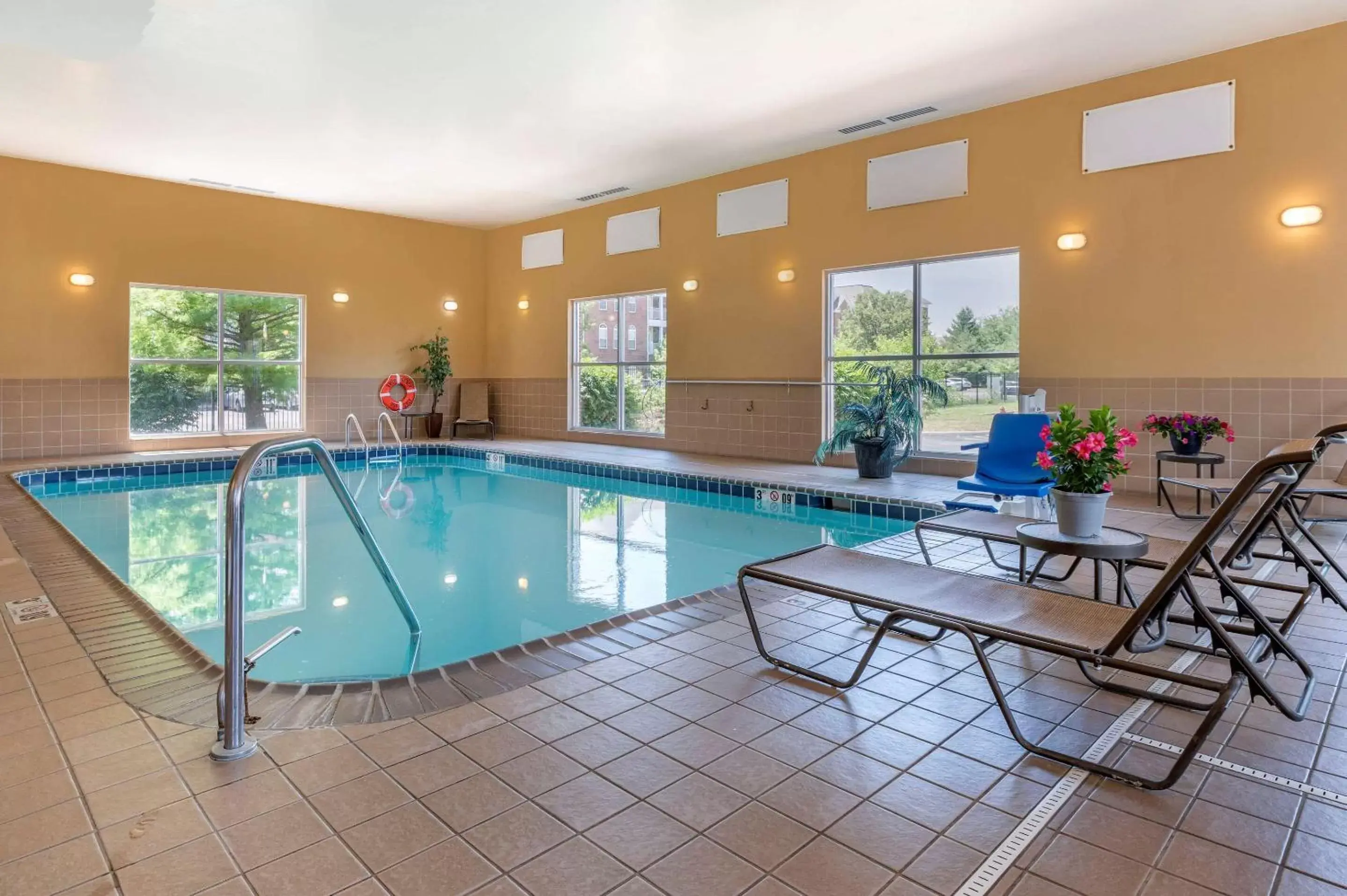 Activities, Swimming Pool in Comfort Suites Urbana Champaign, University Area