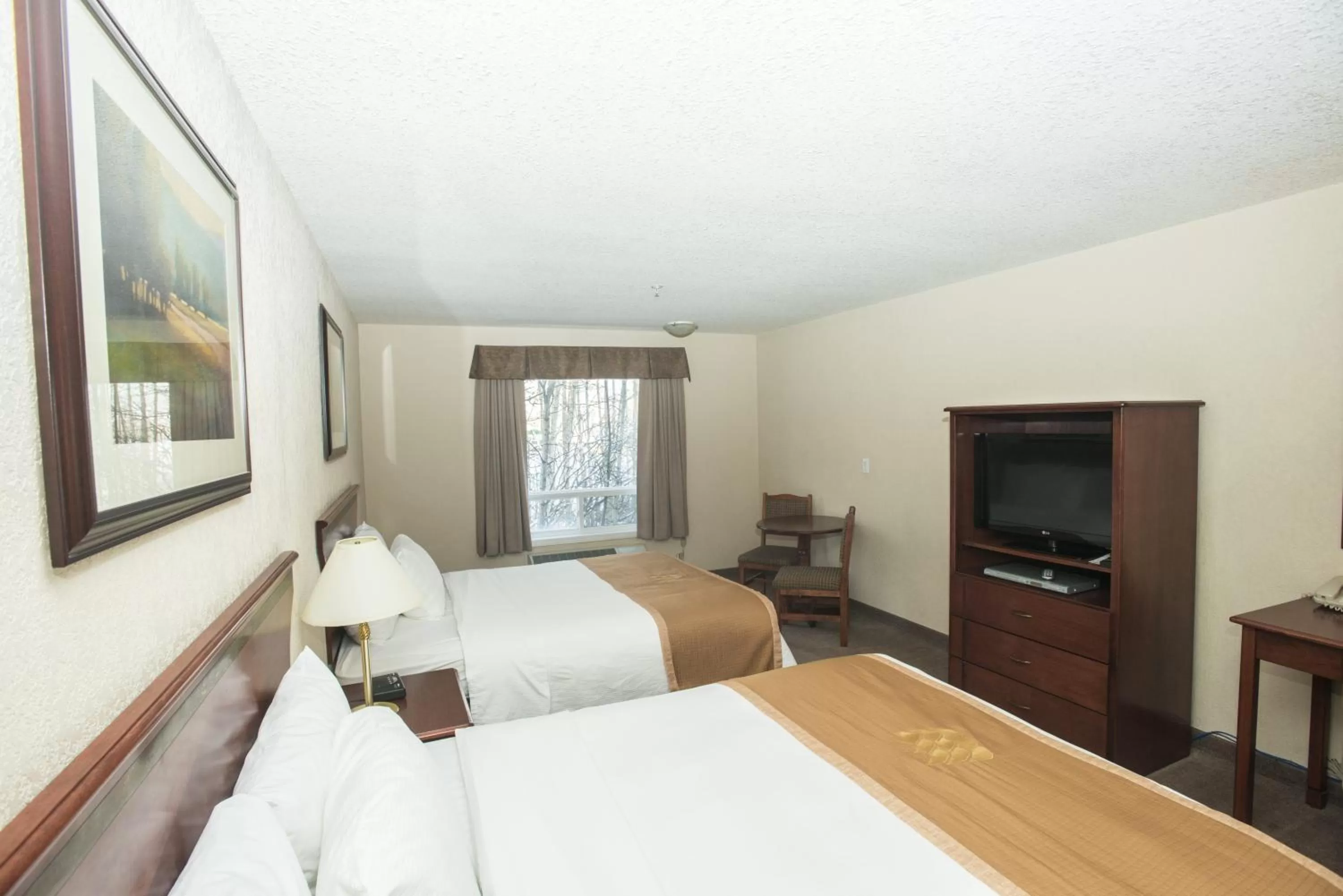Bed in Lakeview Inns & Suites - Chetwynd