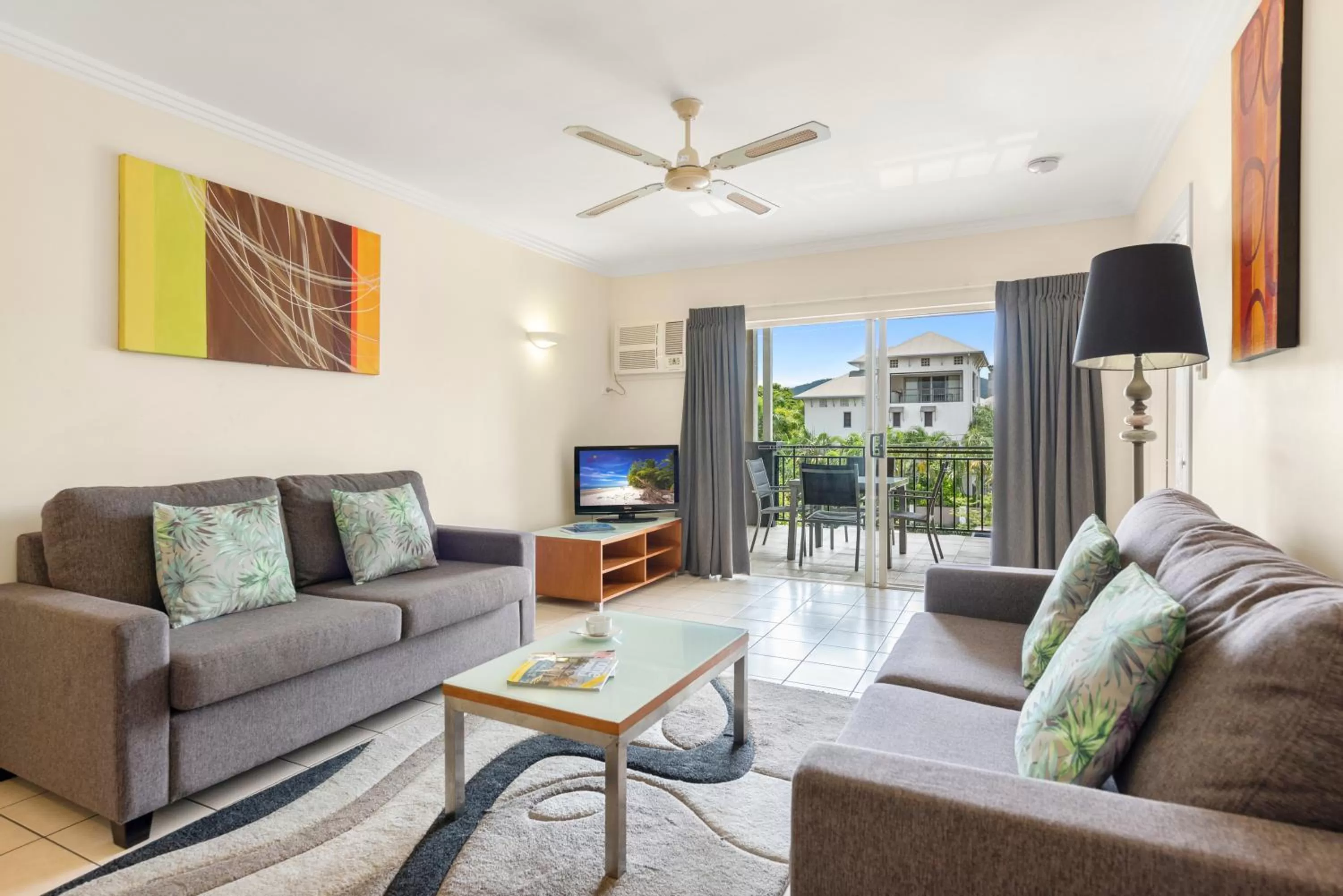 TV and multimedia in Bay Village Tropical Retreat & Apartments