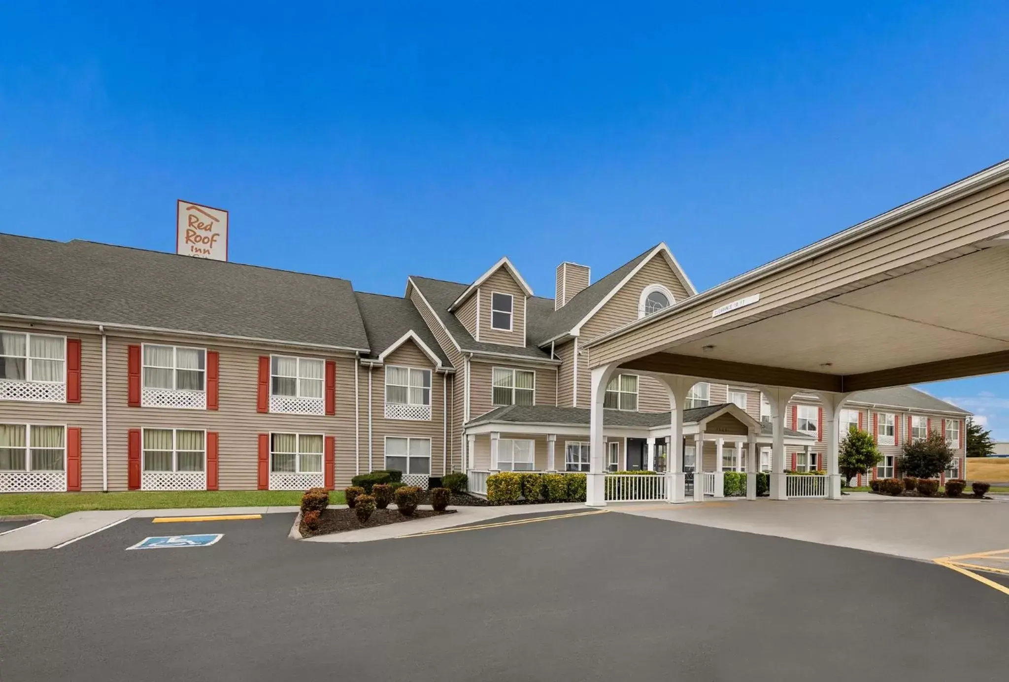 Property Building in Red Roof Inn & Suites Knoxville East