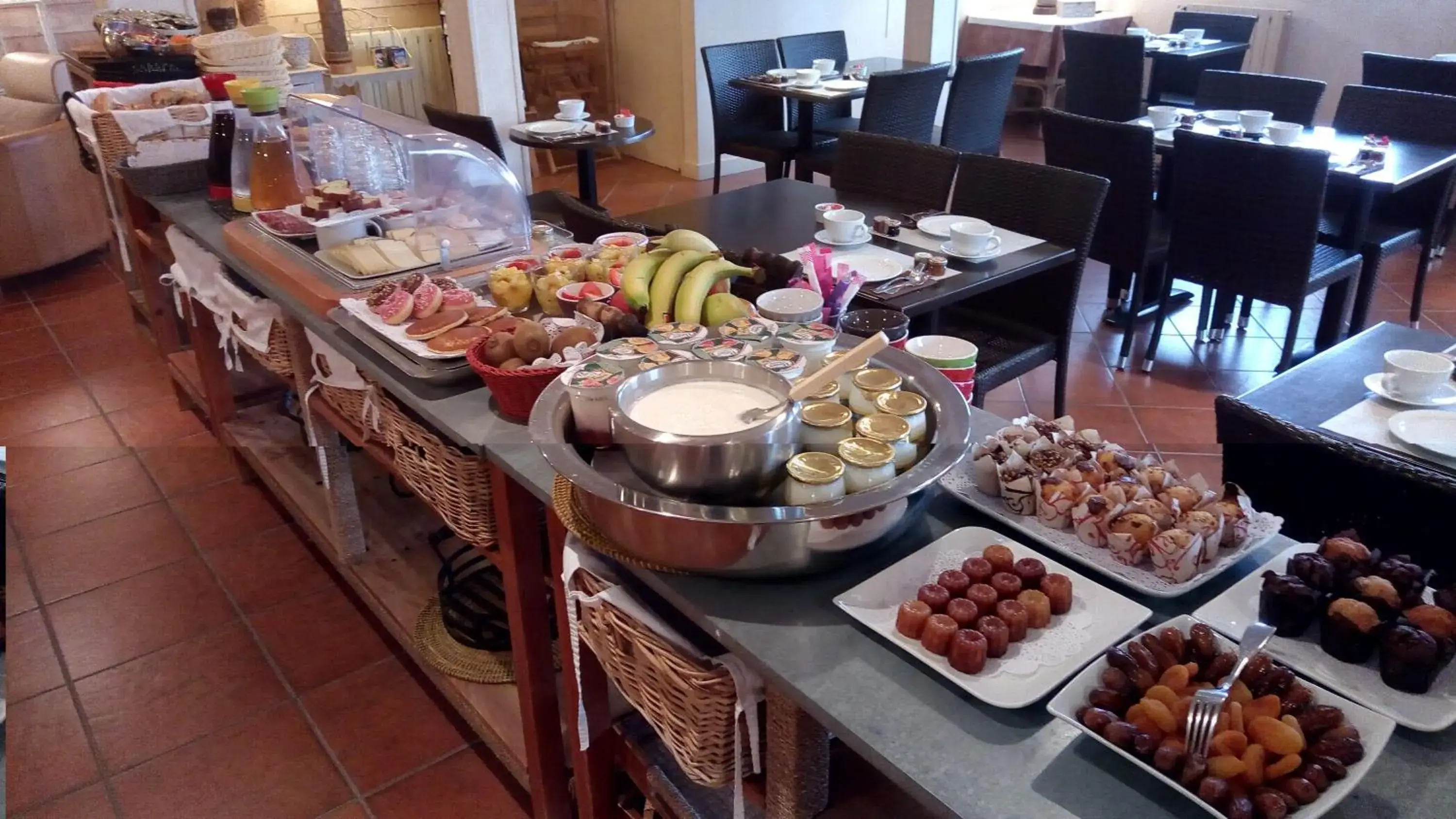 Buffet breakfast in Family Golf Hotel