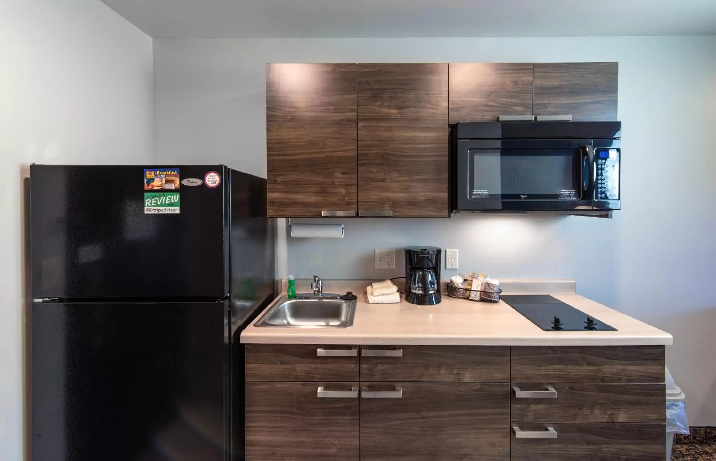 Coffee/tea facilities, Kitchen/Kitchenette in My Place Hotel-Watertown, SD