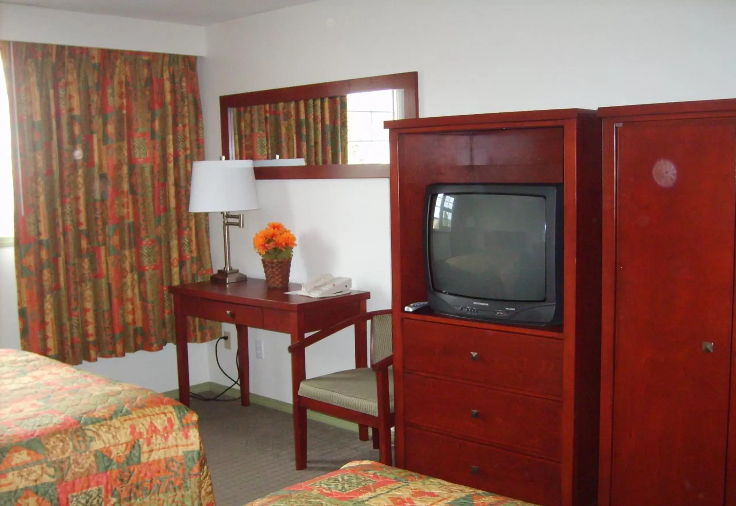 TV and multimedia, TV/Entertainment Center in Town and Mountain Hotel