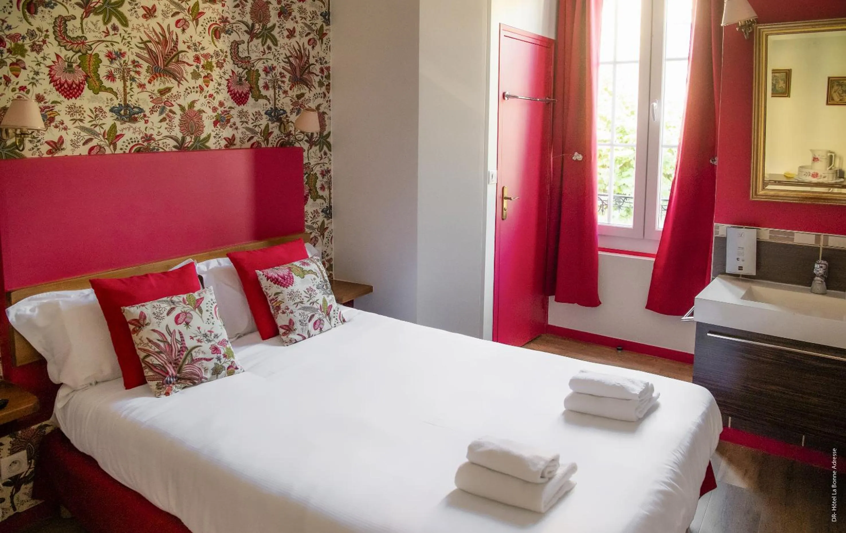 Photo of the whole room, Bed in Hotel de Charme La Bonne Adresse - Logis hotels