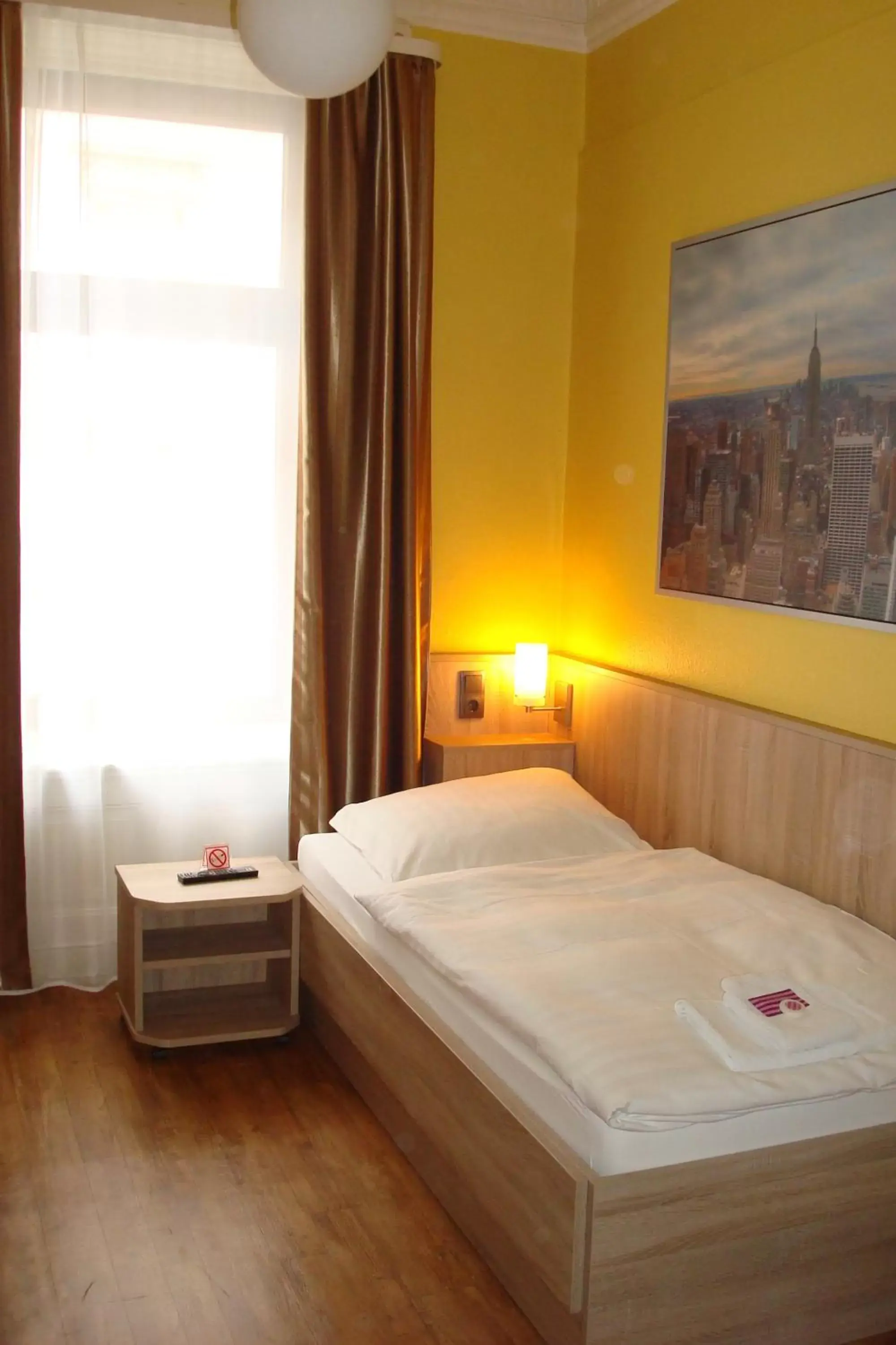 Photo of the whole room, Bed in Hotel Kieler Hof am Hauptbahnhof - Hamburg Central Station