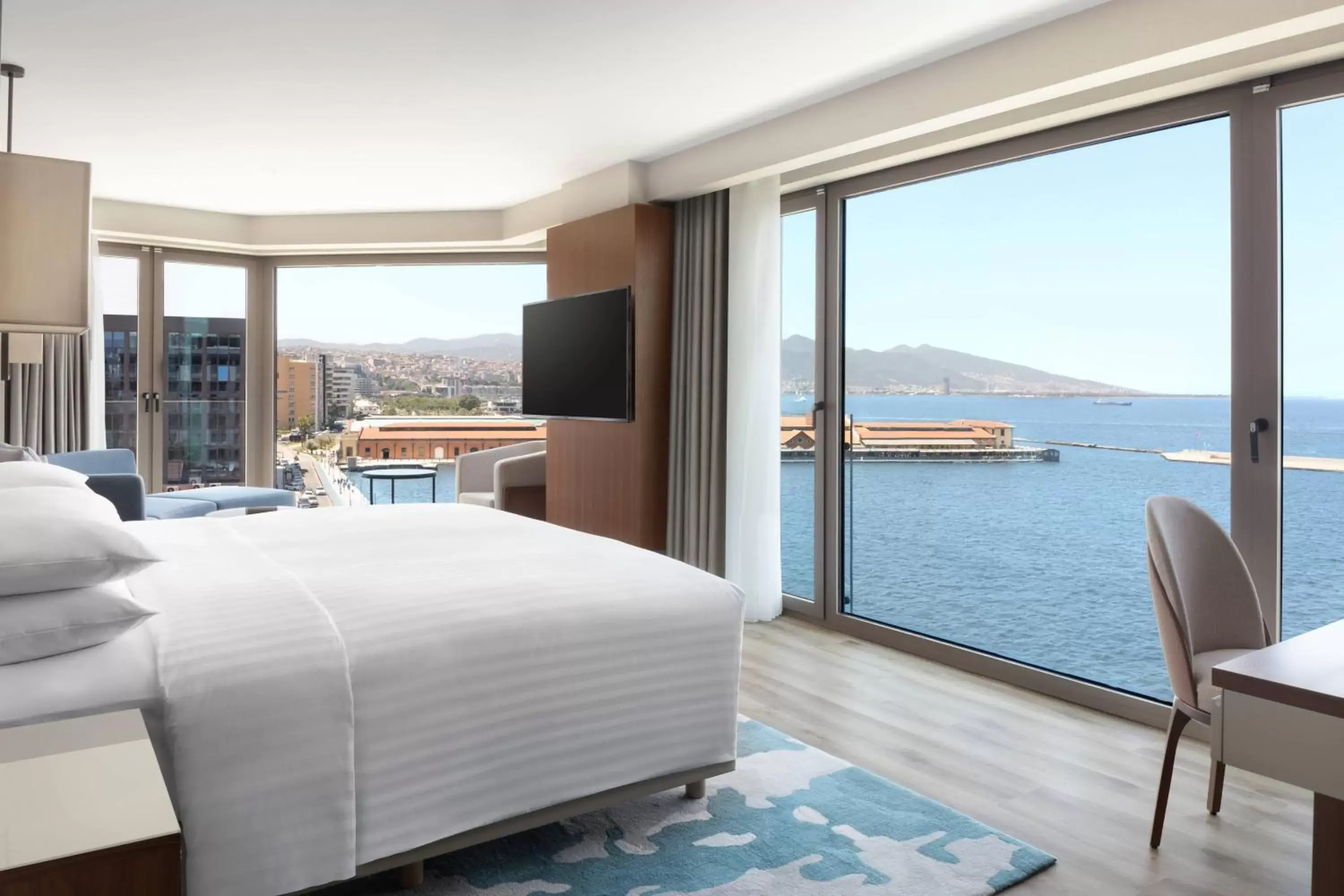 Bedroom, Mountain View in Izmir Marriott Hotel