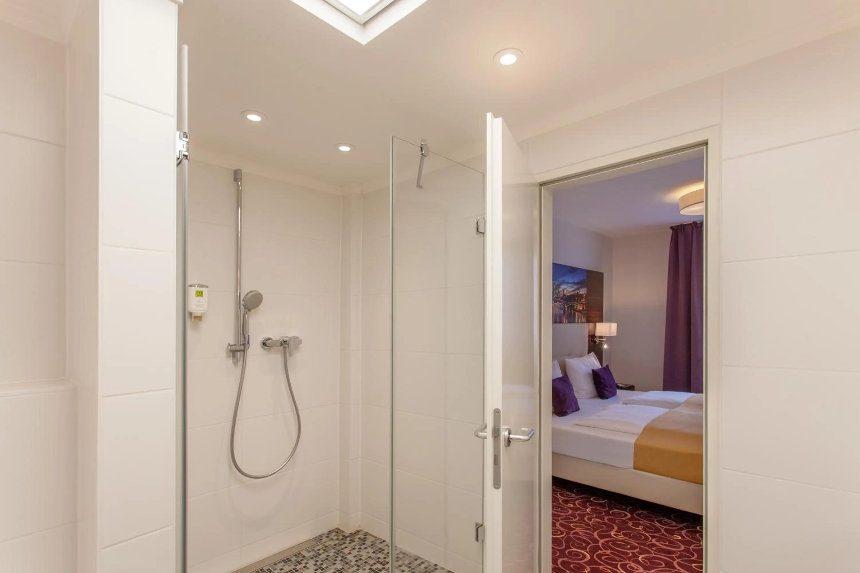 Bathroom, Bed in The Domicil Hotel Frankfurt City