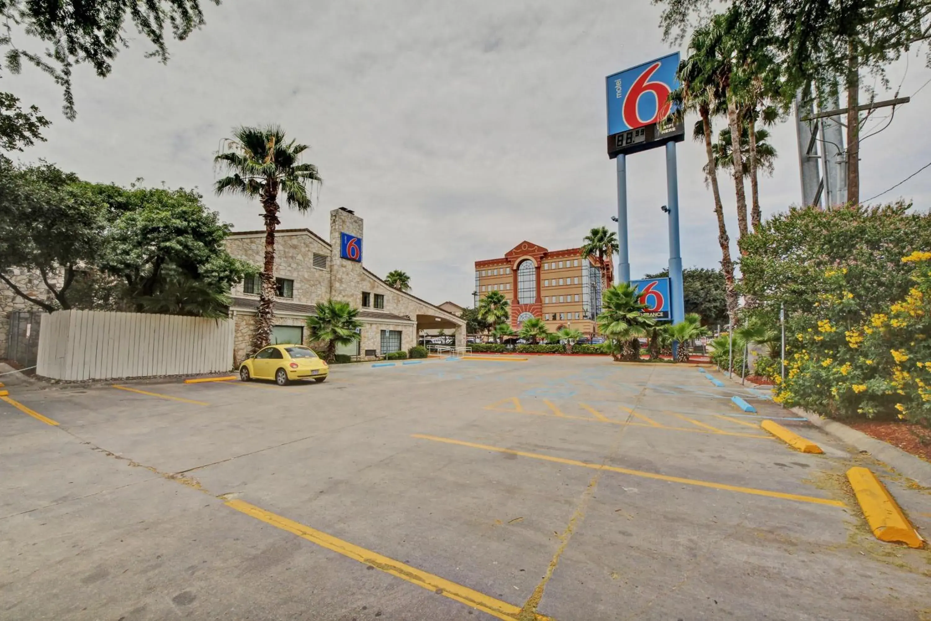 Facade/entrance in Motel 6-San Antonio, TX - Downtown - Market Square