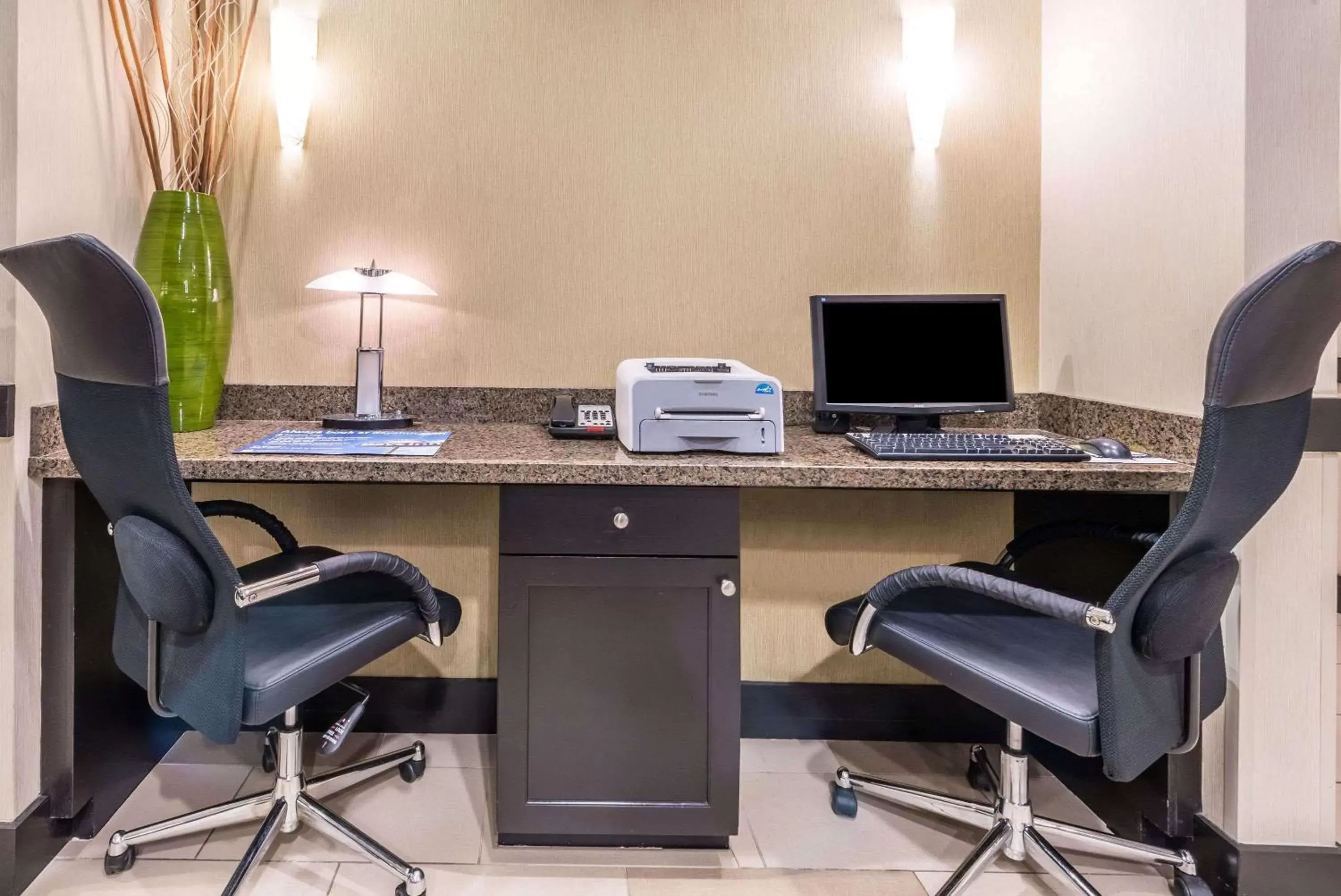 On site, Business Area/Conference Room in Days Inn & Suites by Wyndham Mineral Wells
