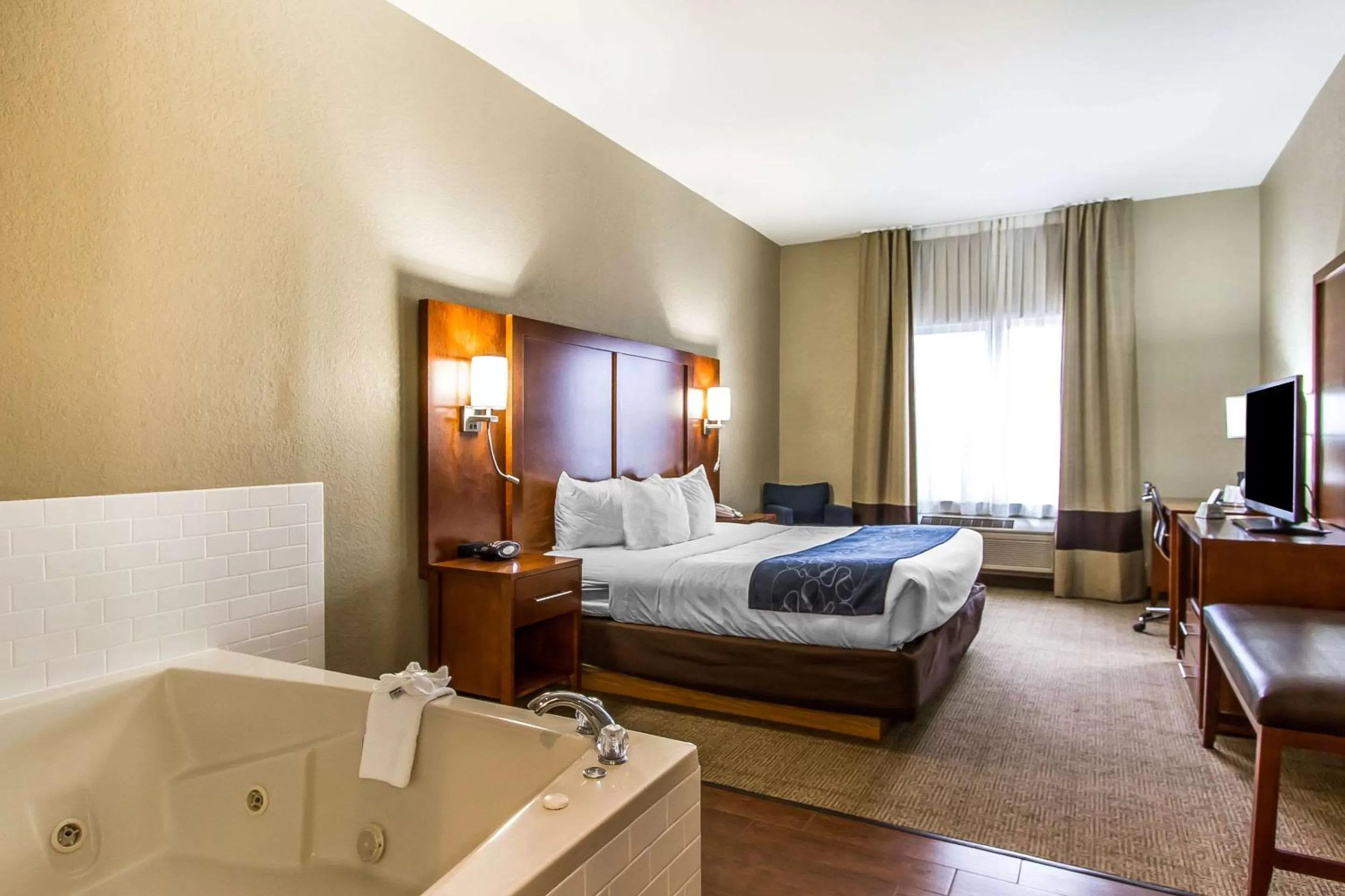 Photo of the whole room, Bed in Comfort Suites Mattoon East