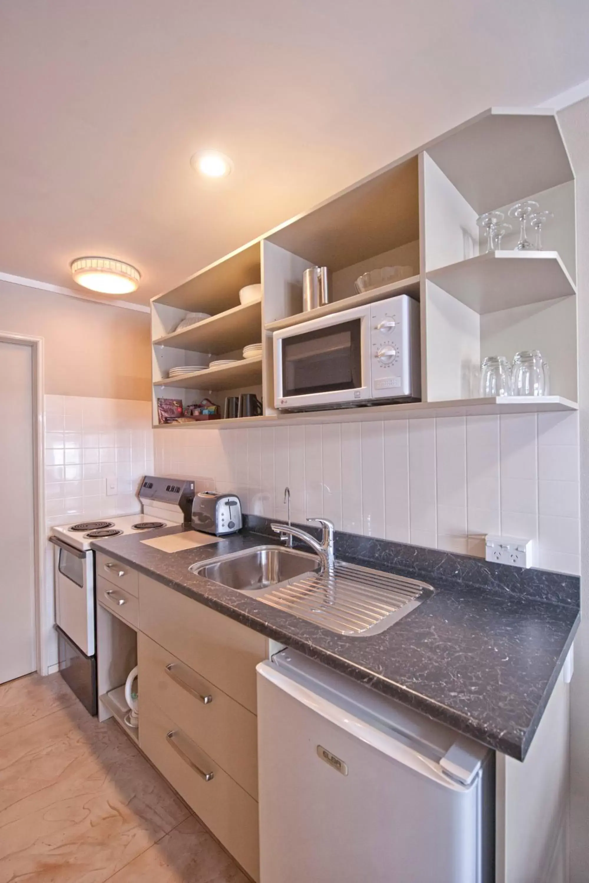 Kitchen or kitchenette, Kitchen/Kitchenette in Sport Of Kings Motel