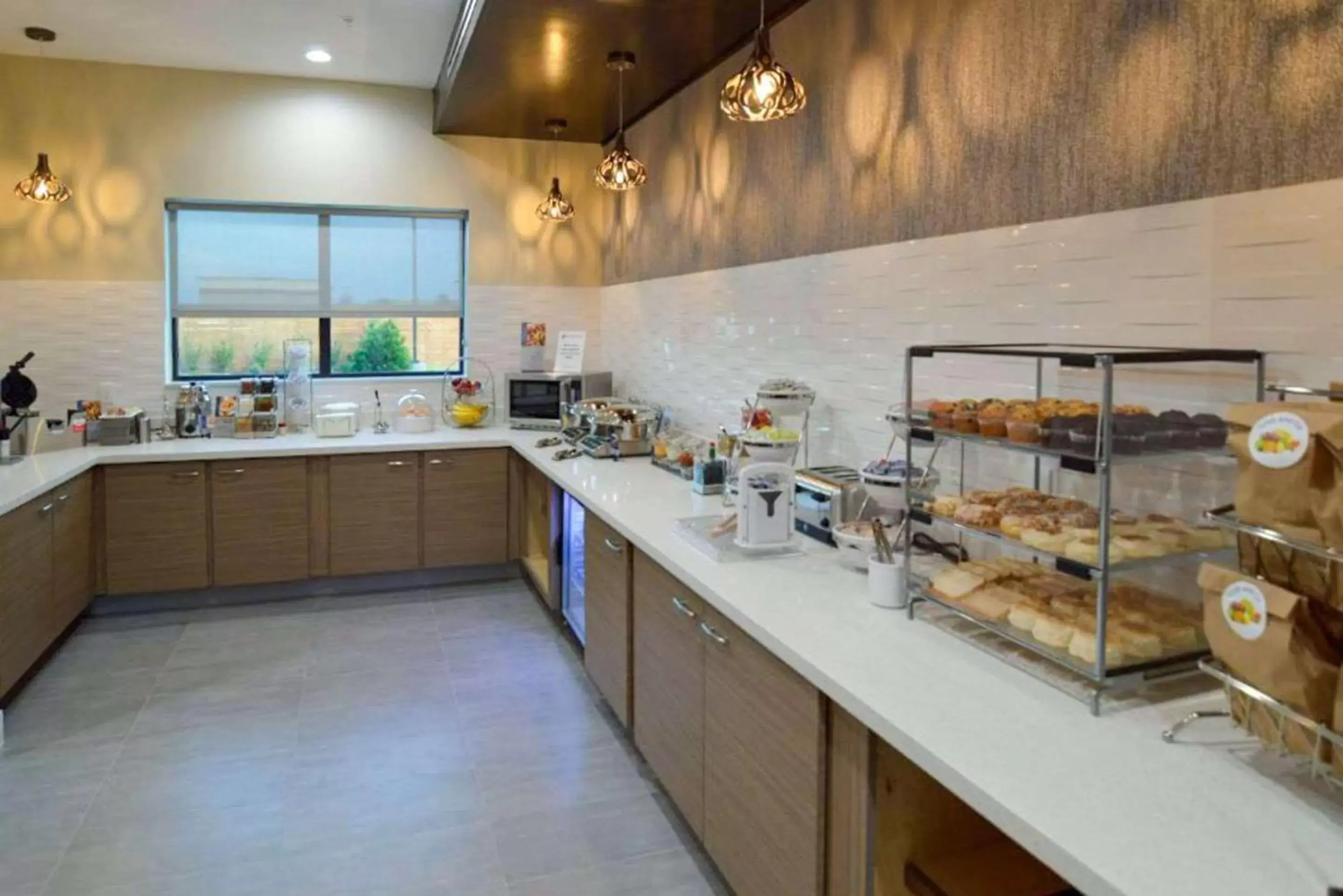 Breakfast, Kitchen/Kitchenette in Comfort Inn & Suites Houston I-45 North - IAH