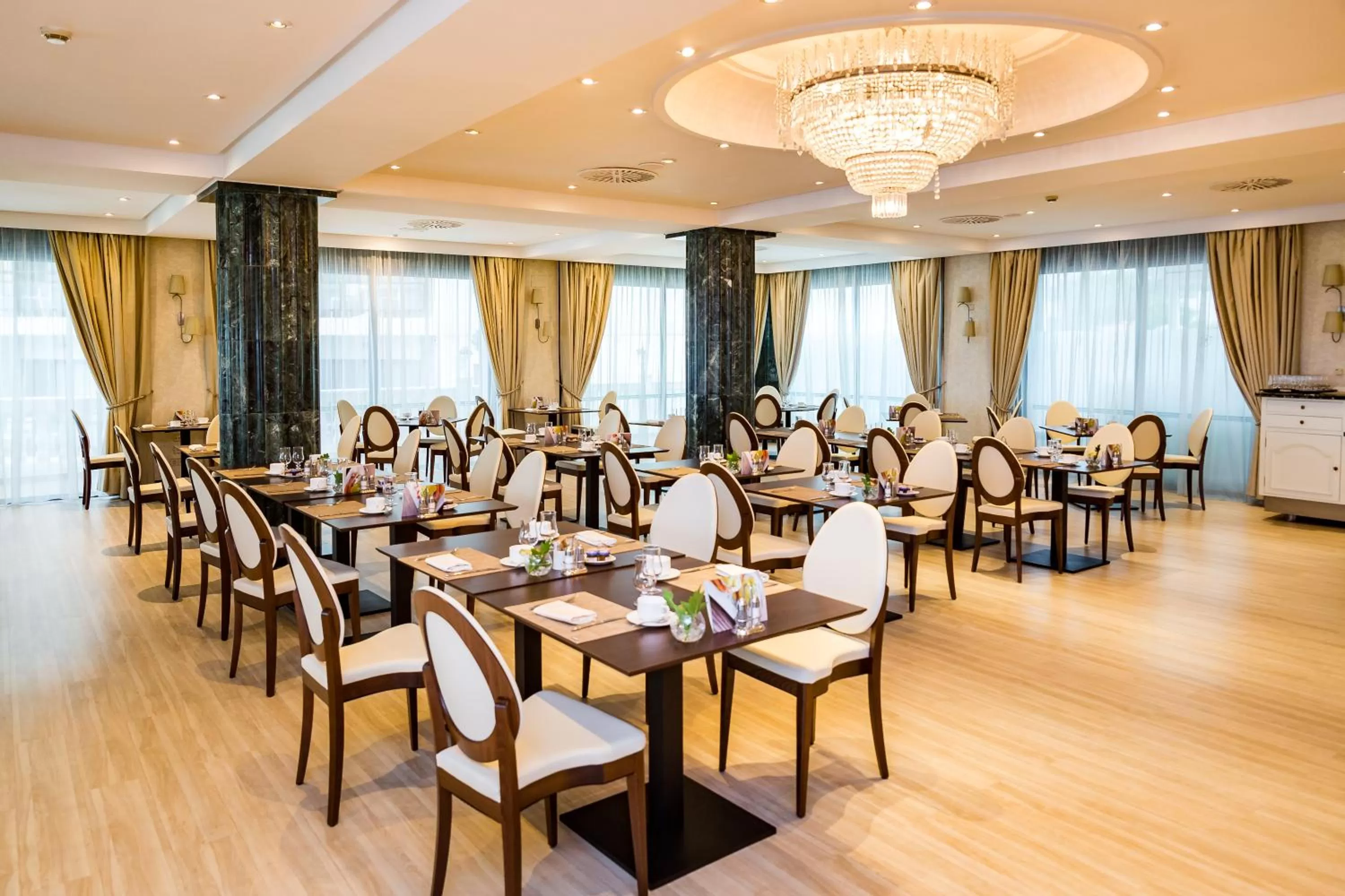 Restaurant/places to eat in Nixe Palace