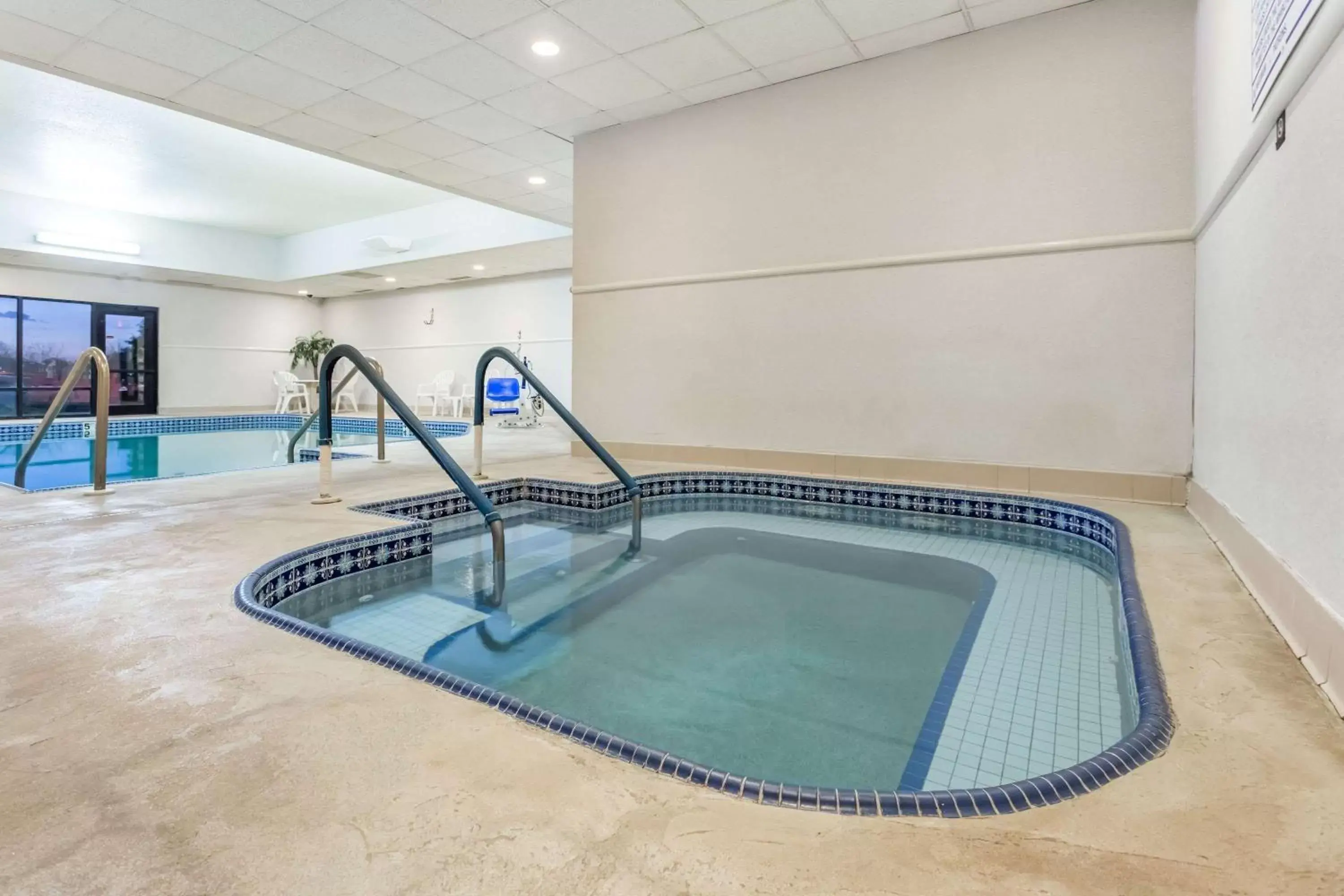 Hot Tub, Swimming Pool in Super 8 by Wyndham Germantown/Milwaukee