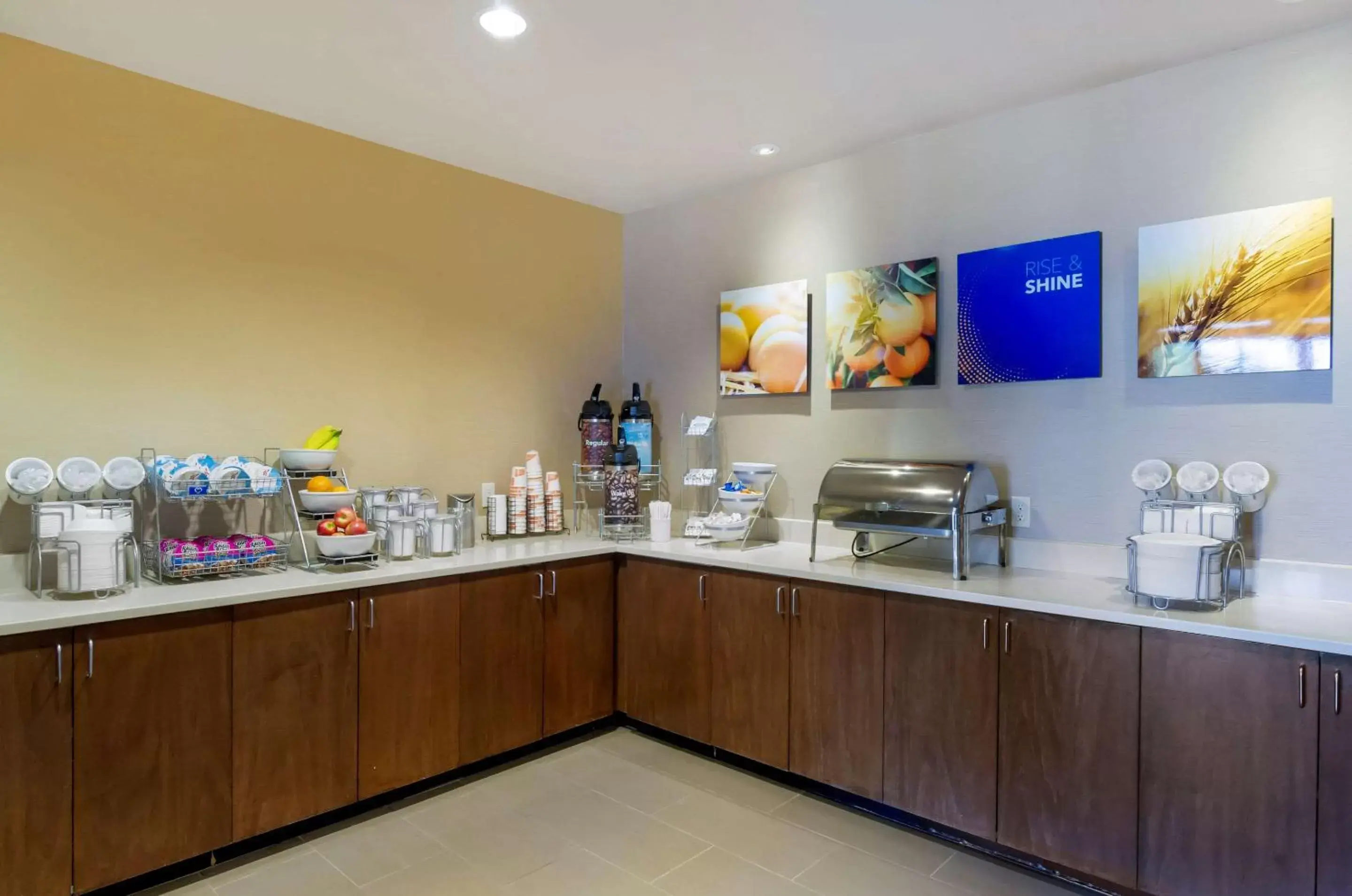 Restaurant/places to eat, Kitchen/Kitchenette in Comfort Inn & Suites Lynchburg Airport - University Area