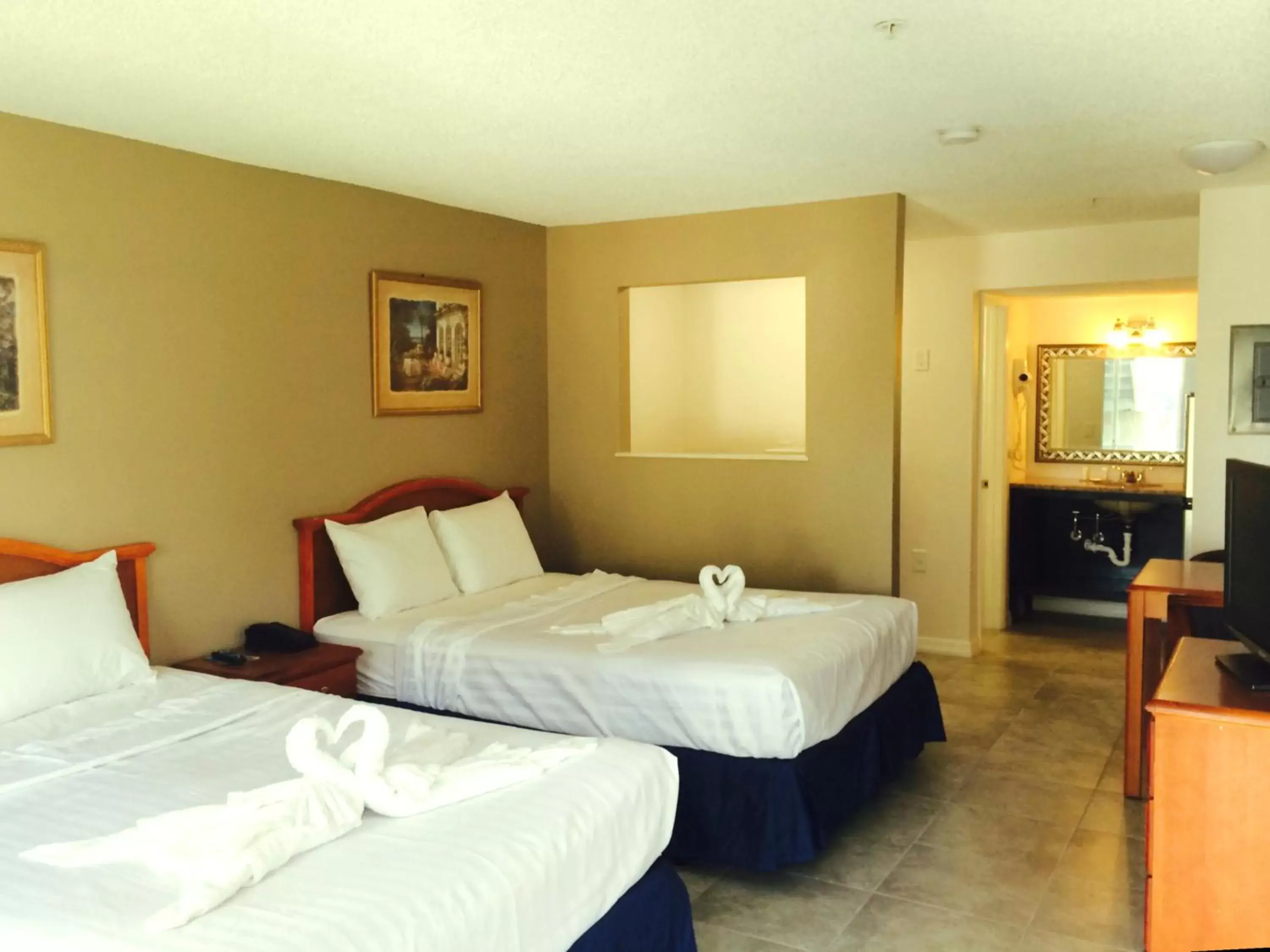 Photo of the whole room, Bed in Lantern Inn & Suites - Sarasota