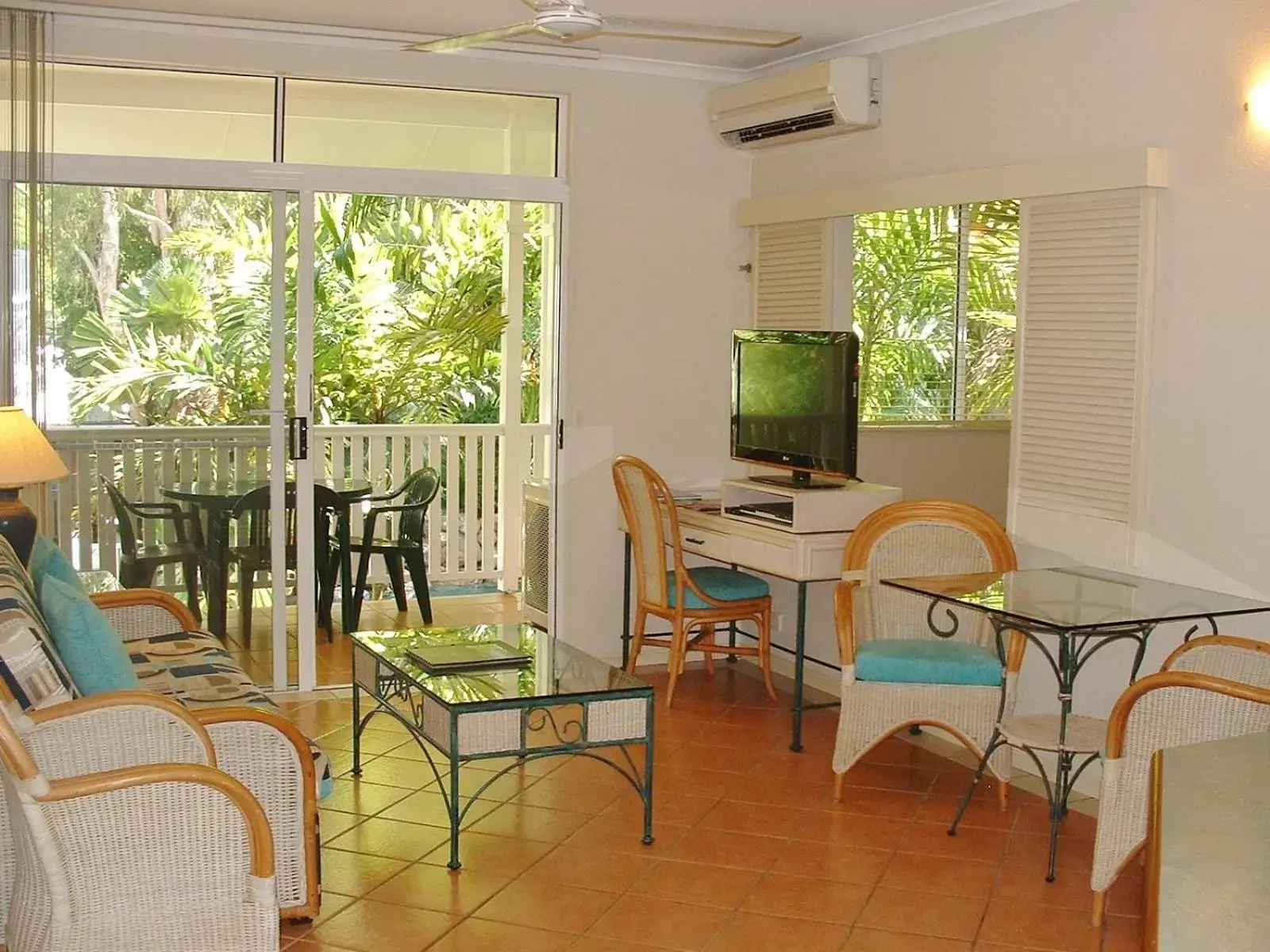Photo of the whole room, Restaurant/Places to Eat in Palm Cove Tropic Apartments