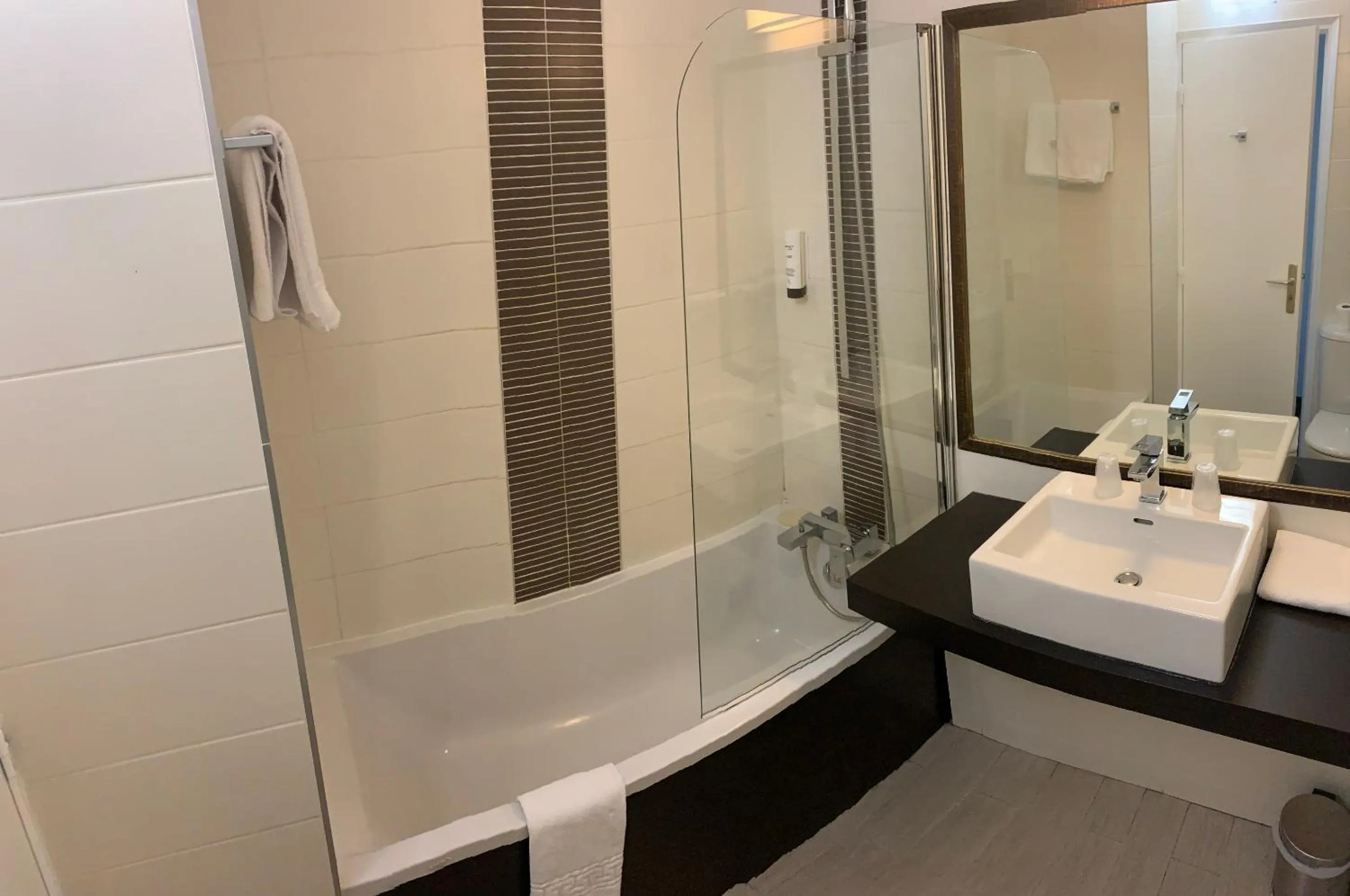 Bathroom in Contact Hôtel des États-Unis