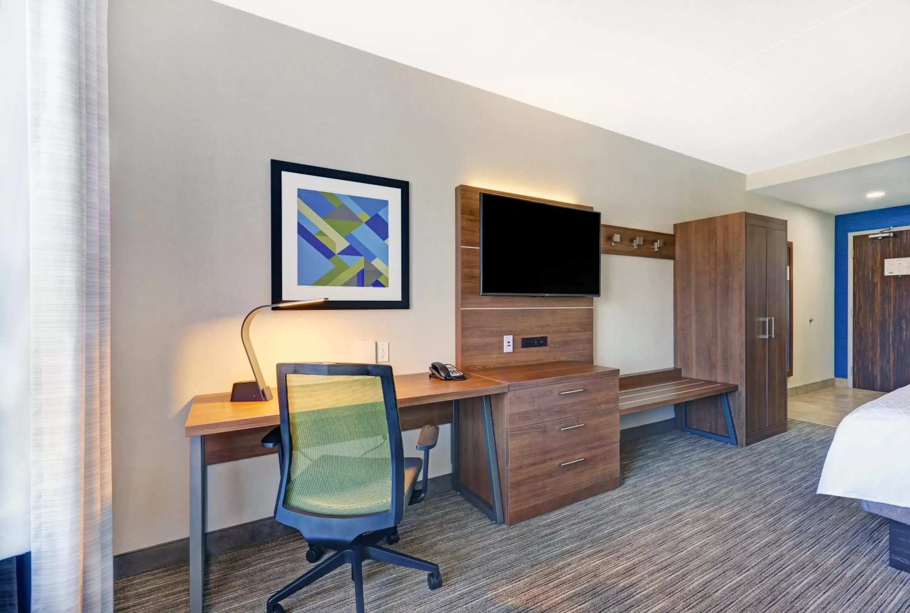 Photo of the whole room, TV/Entertainment Center in Holiday Inn Express Hotel & Suites - Woodstock, an IHG Hotel