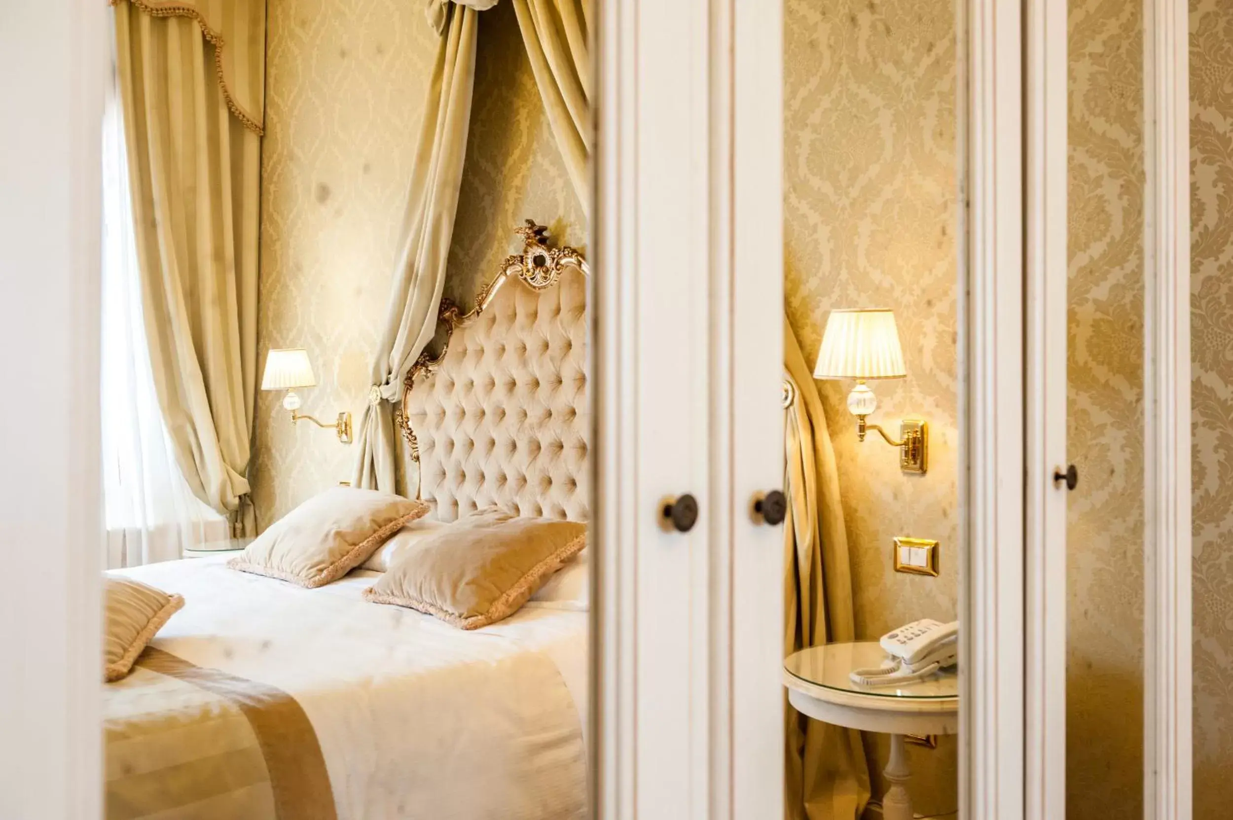 Decorative detail, Bed in Hotel Al Duca Di Venezia