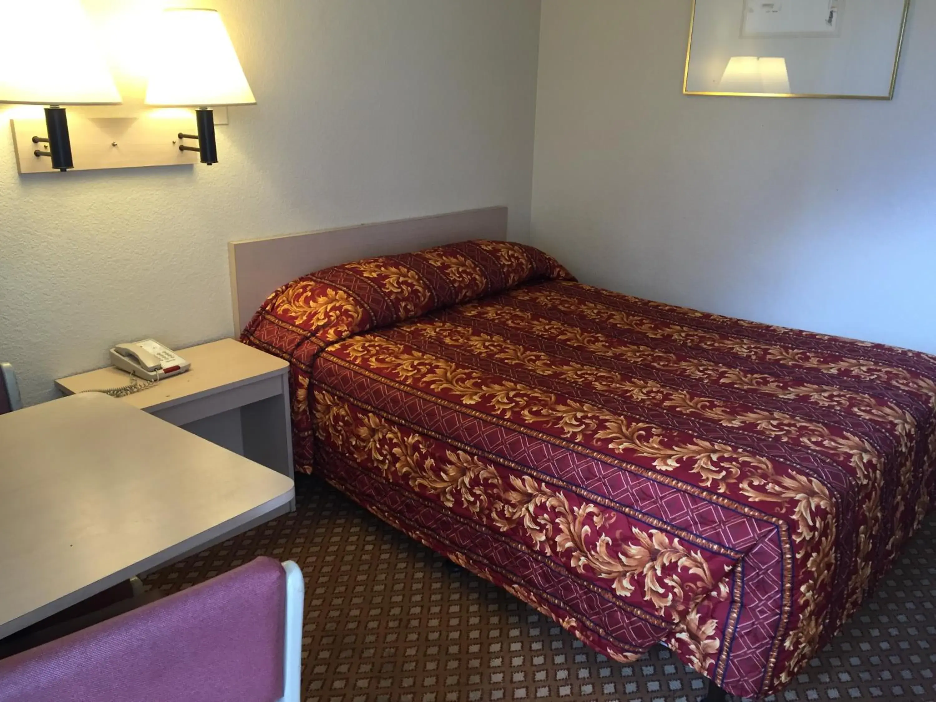 Bed in Hilltop Inn & Suites