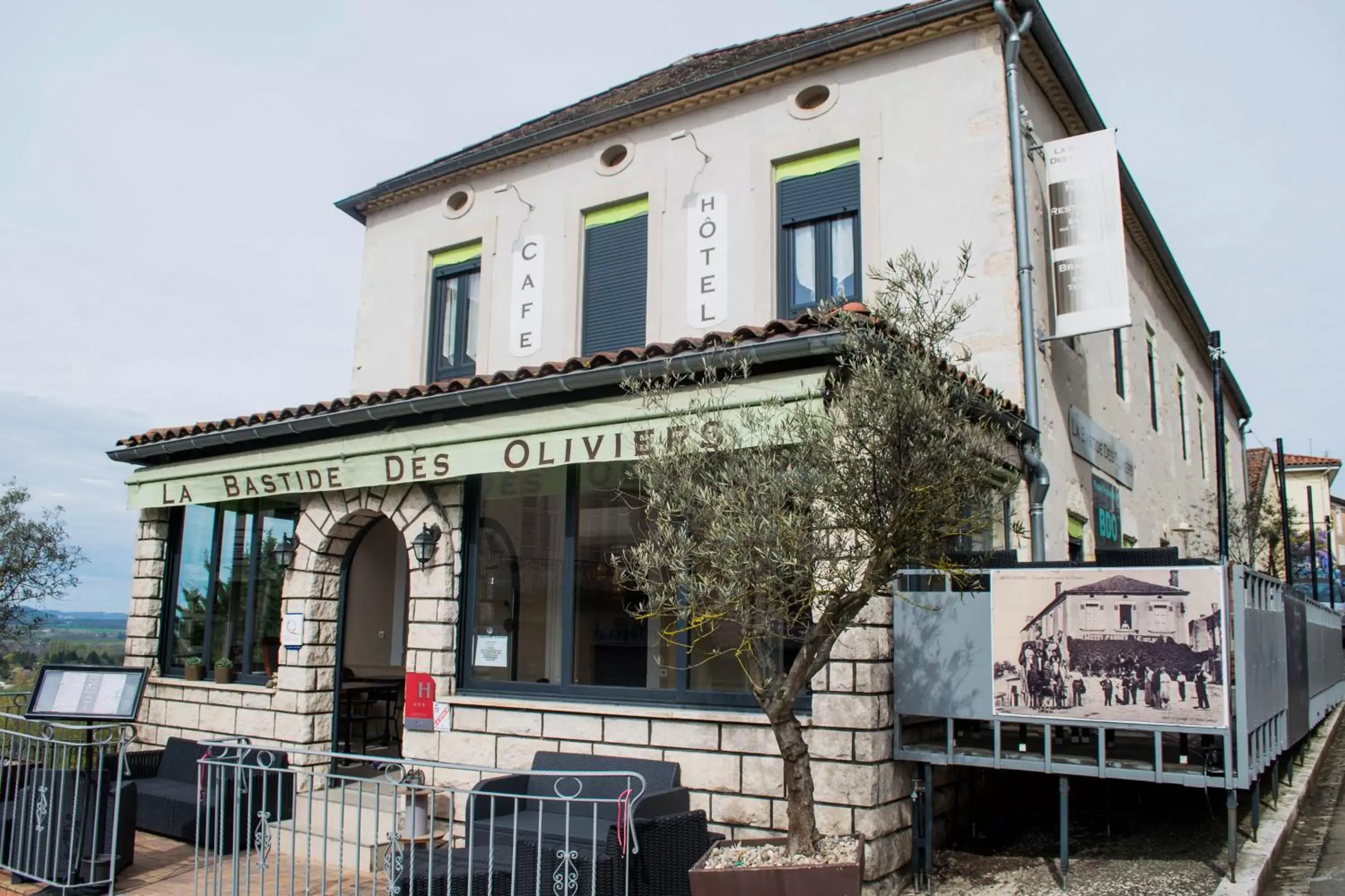 Property Building in Logis Hôtel La Bastide des Oliviers