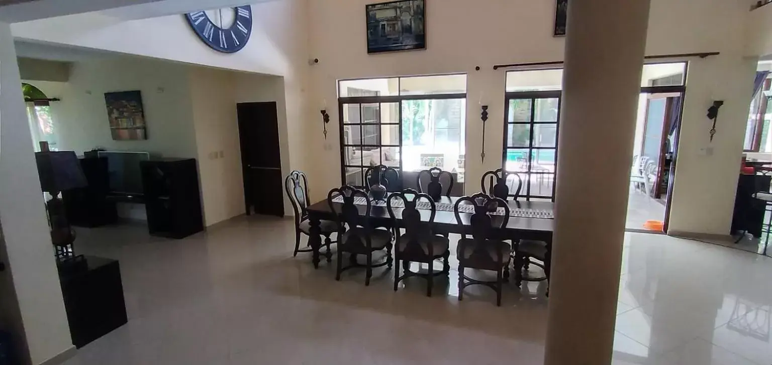 Dining Area in B&B Pavillion