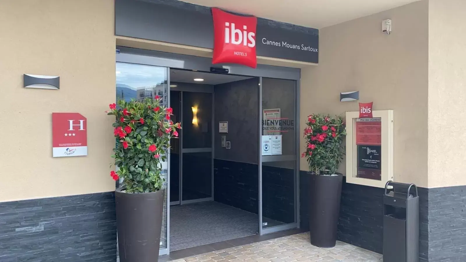 Facade/entrance in IBIS Cannes Mouans Sartoux Piscine parking gratuit