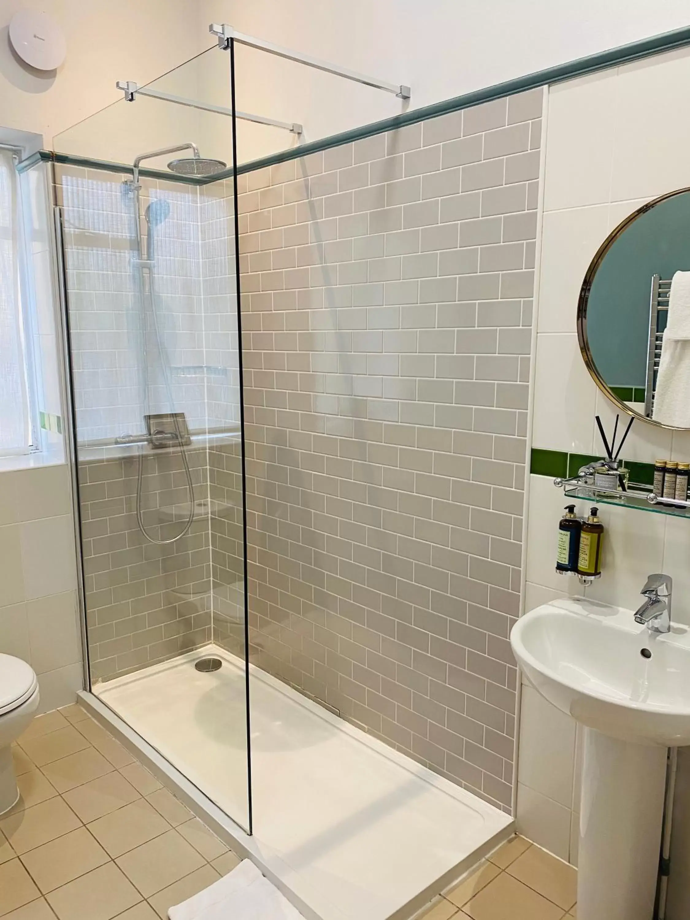Shower, Bathroom in Embankment Hotel