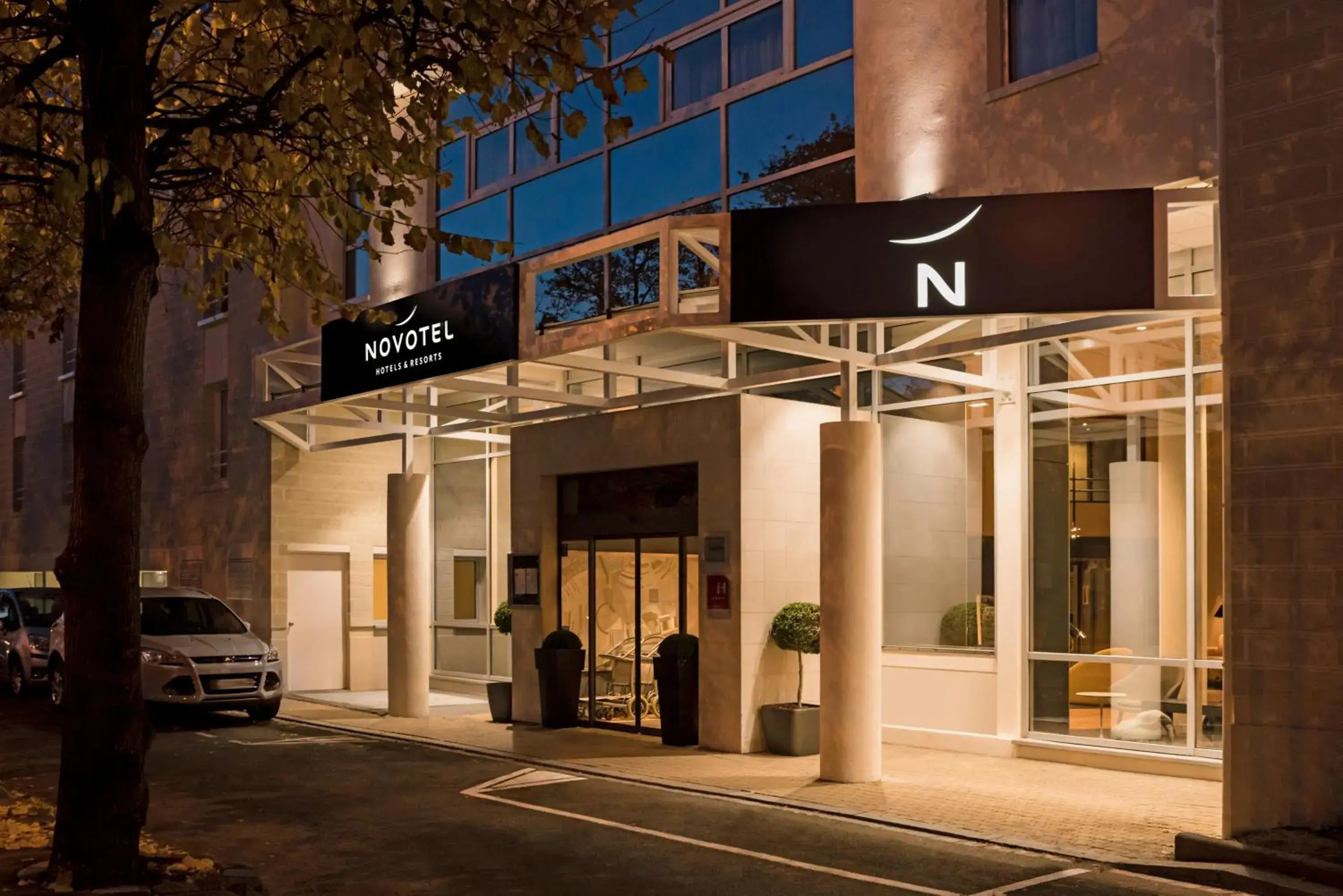 Facade/entrance in Novotel Chateau de Versailles Hotel