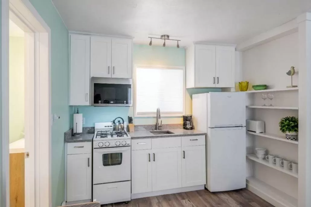 Kitchen or kitchenette in Beachside Inn