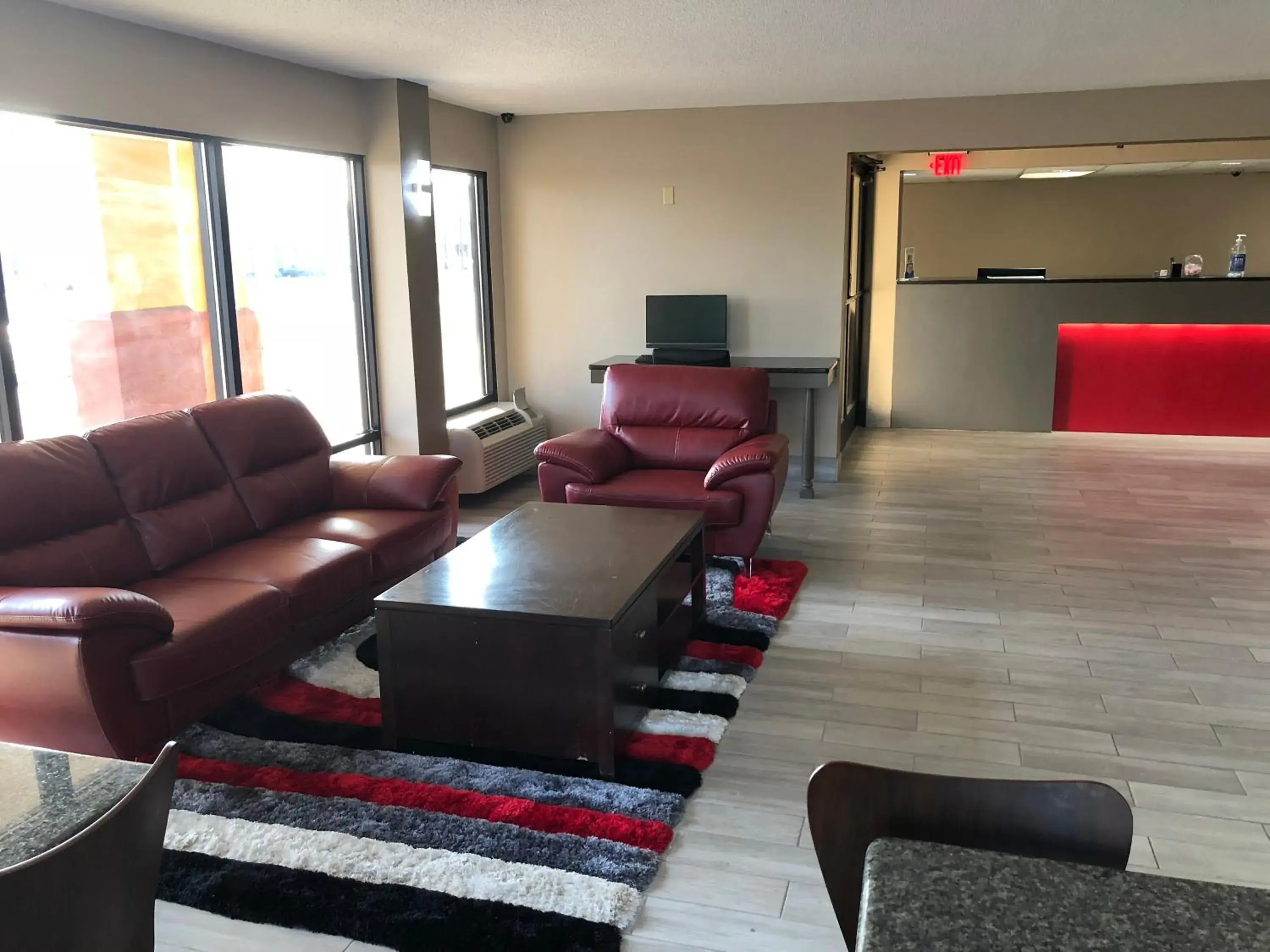 Lobby or reception, Seating Area in Super 8 by Wyndham Orangeburg Near I-26