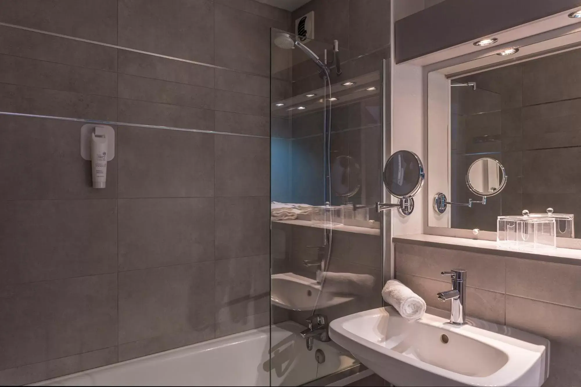 Shower, Bathroom in Hotel Lyon Nord, Massieux - Restaurant Maison Germains