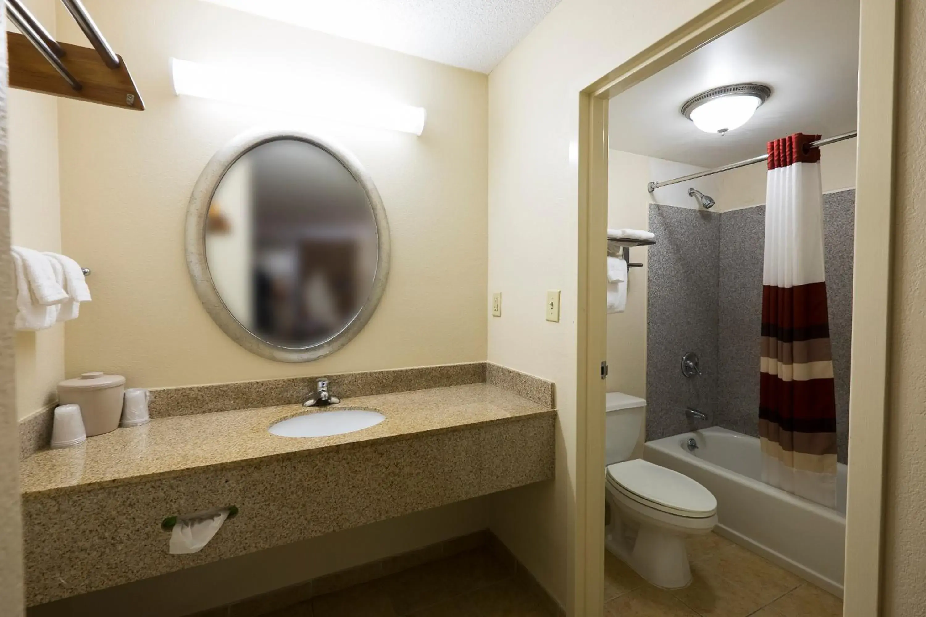 Bathroom in Red Roof Inn Virginia Beach-Norfolk Airport
