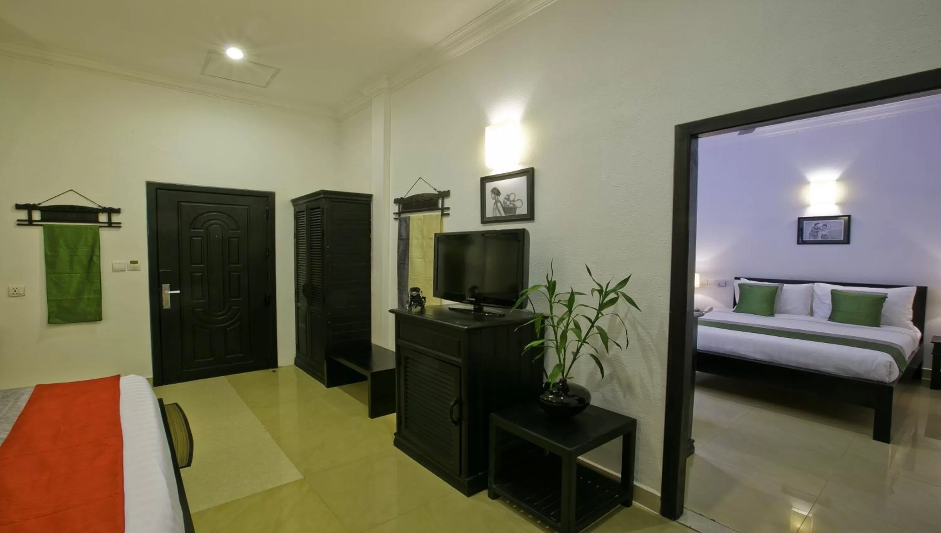 Communal lounge/ TV room, TV/Entertainment Center in The Cyclo d'Angkor Boutique Hotel