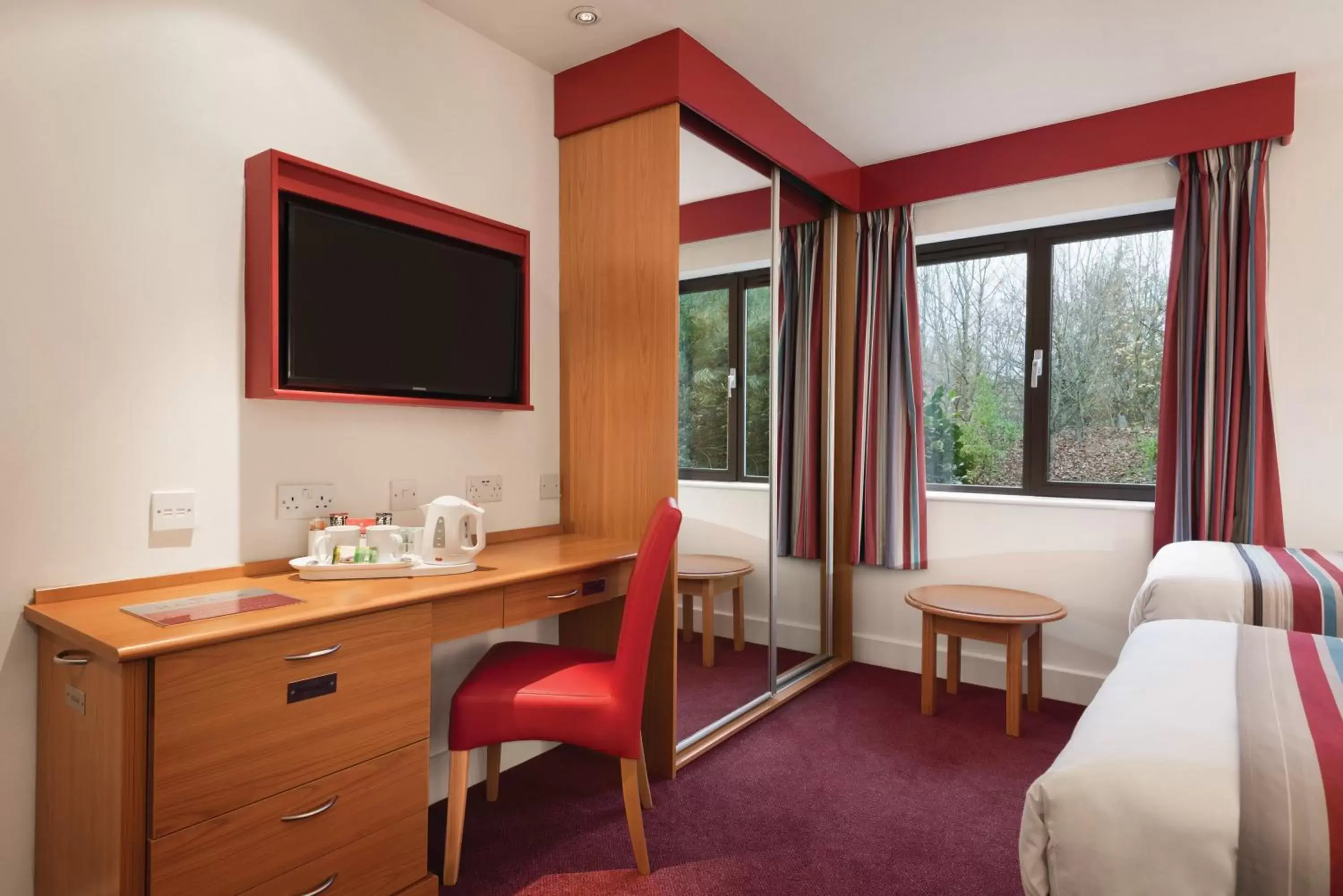 Coffee/tea facilities, TV/Entertainment Center in Ramada Cambridge