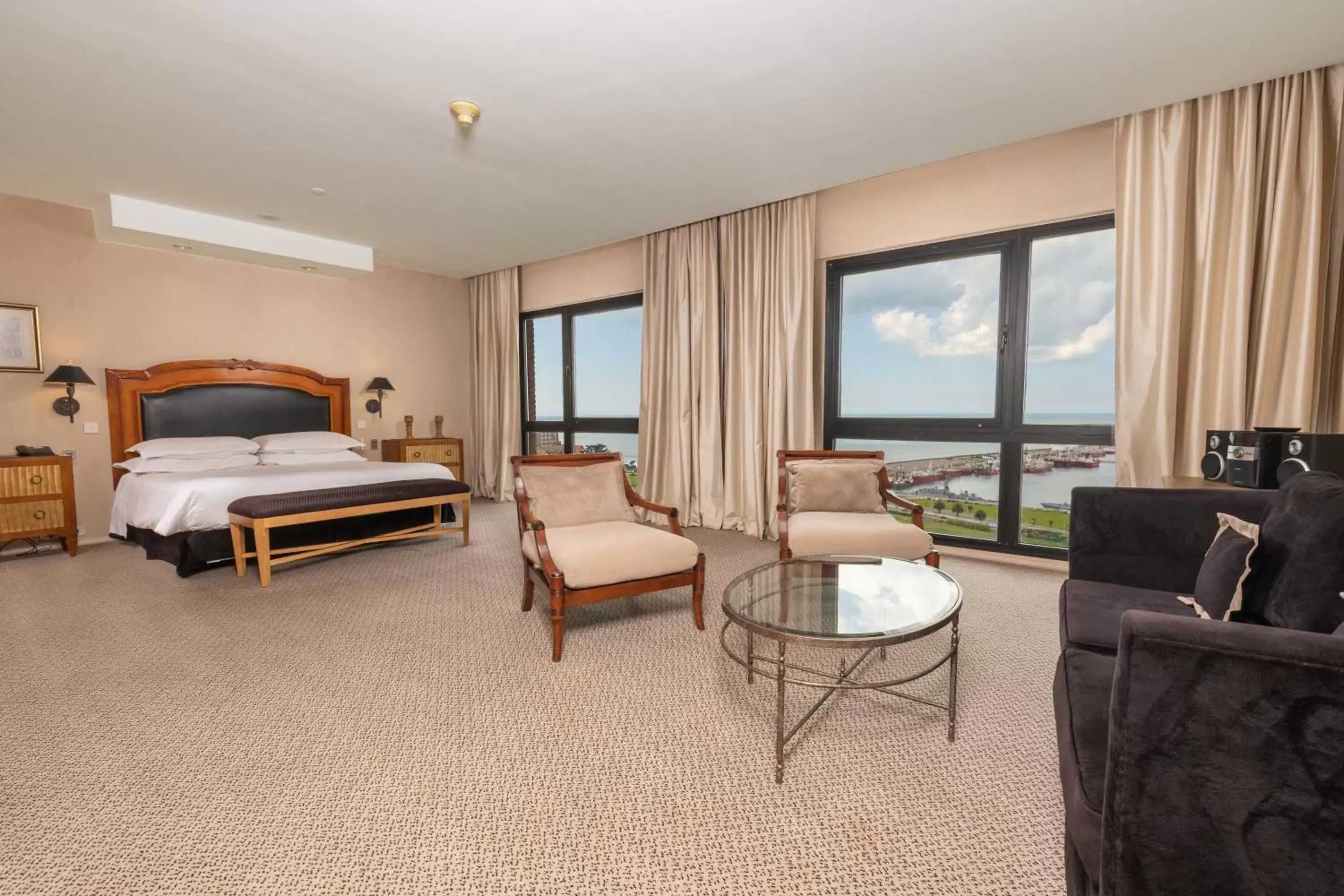 Bedroom in Sheraton Mar Del Plata Hotel