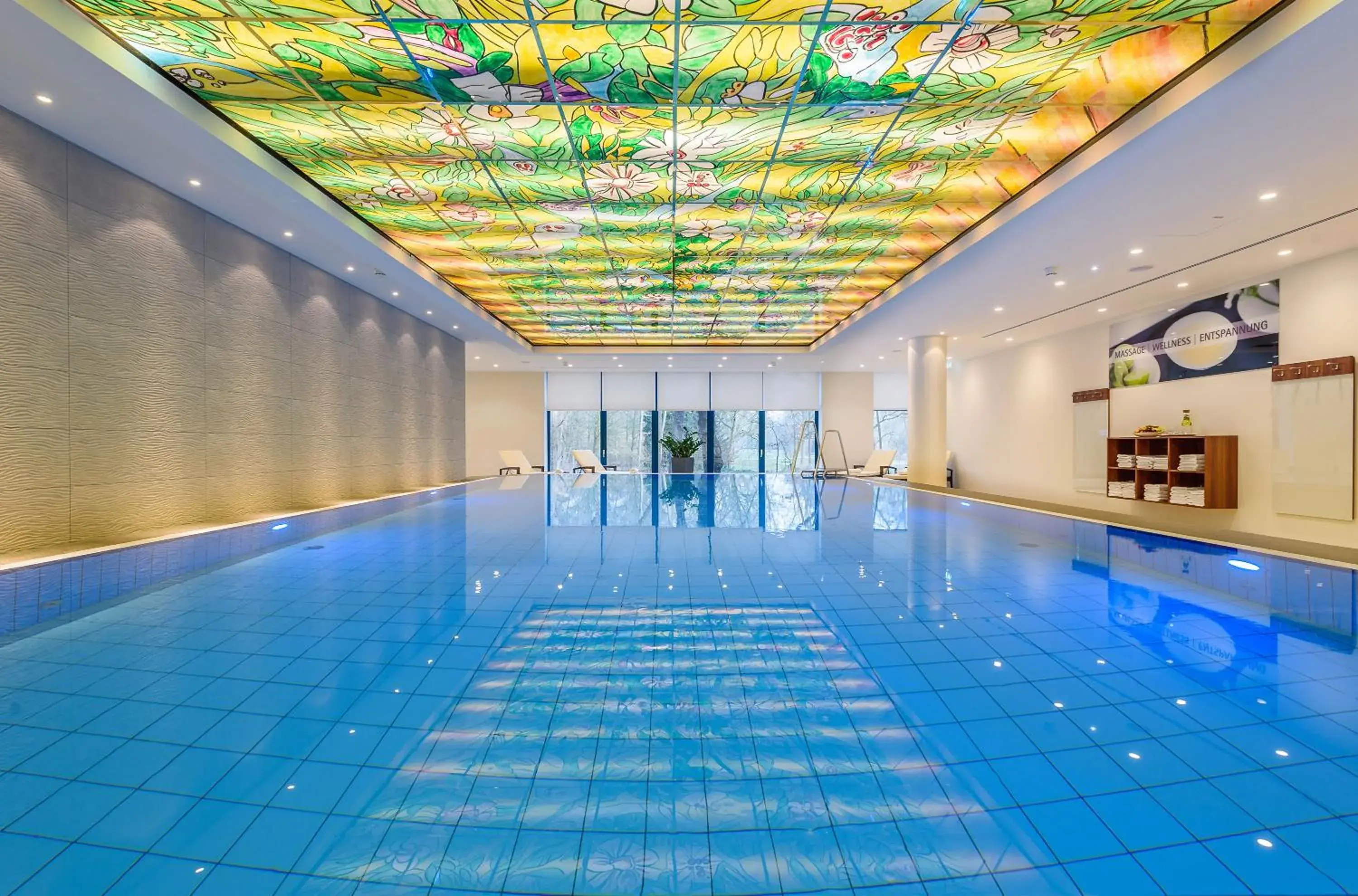 Swimming Pool in Maritim Hotel Bremen