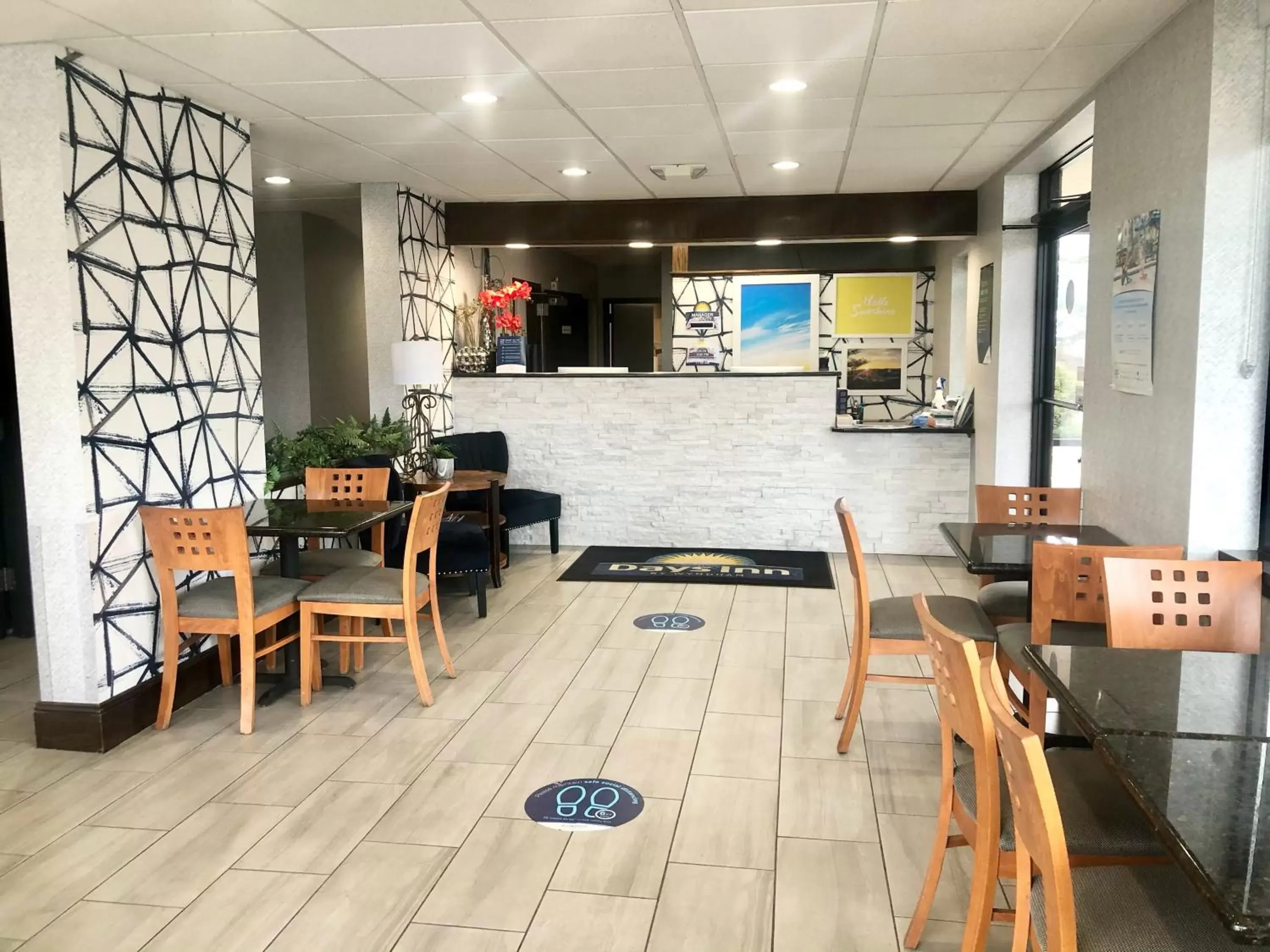 Lobby or reception in Days Inn by Wyndham Asheville Downtown North